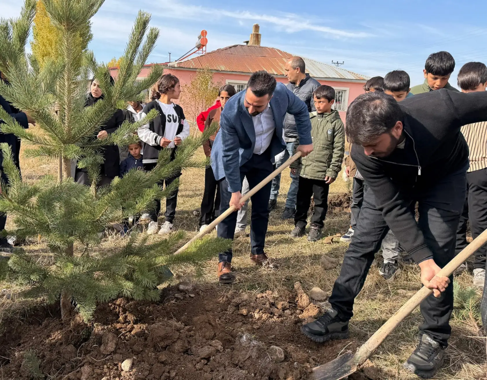 Taşlıçay'da fidanlar geleceğe umut oldu