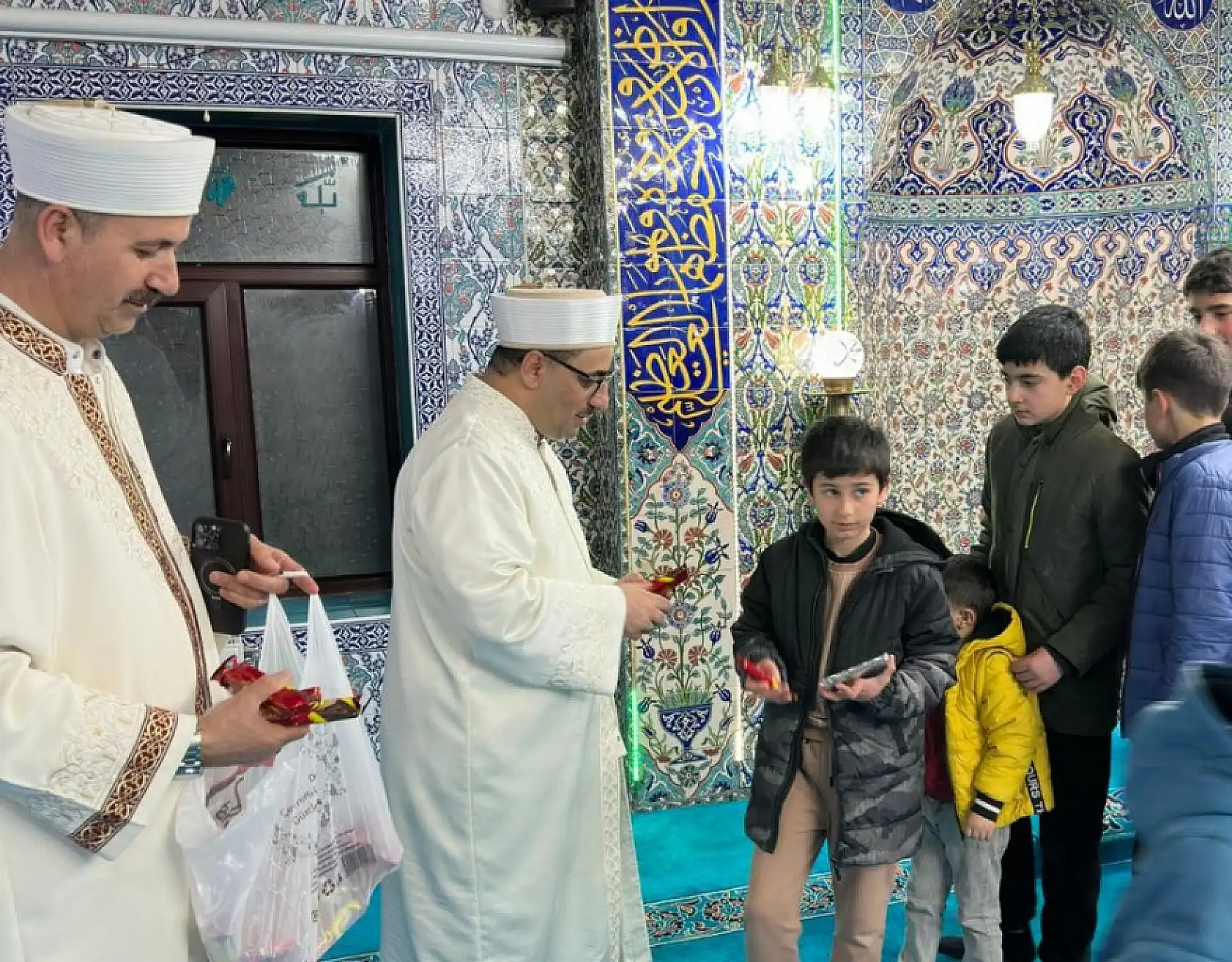 Caminin minik misafirlerine Ramazan sürprizi