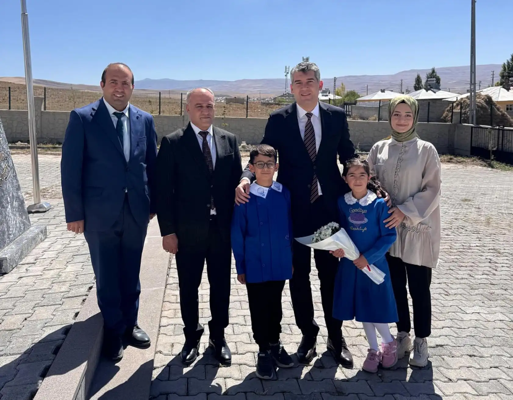 Diyadin Kaymakamı Korkusuz, öğrencilerin okul heyecanını paylaştı