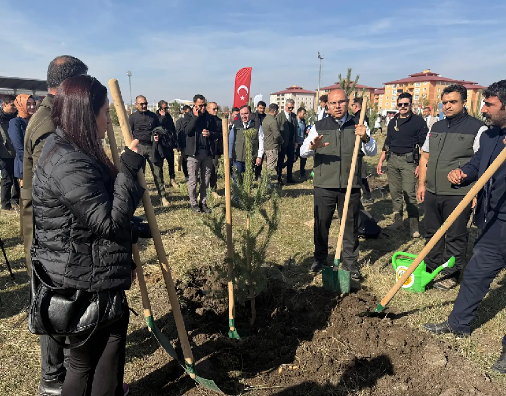 Ağrı'da Vali Koç ve basın el ele fidan dikti