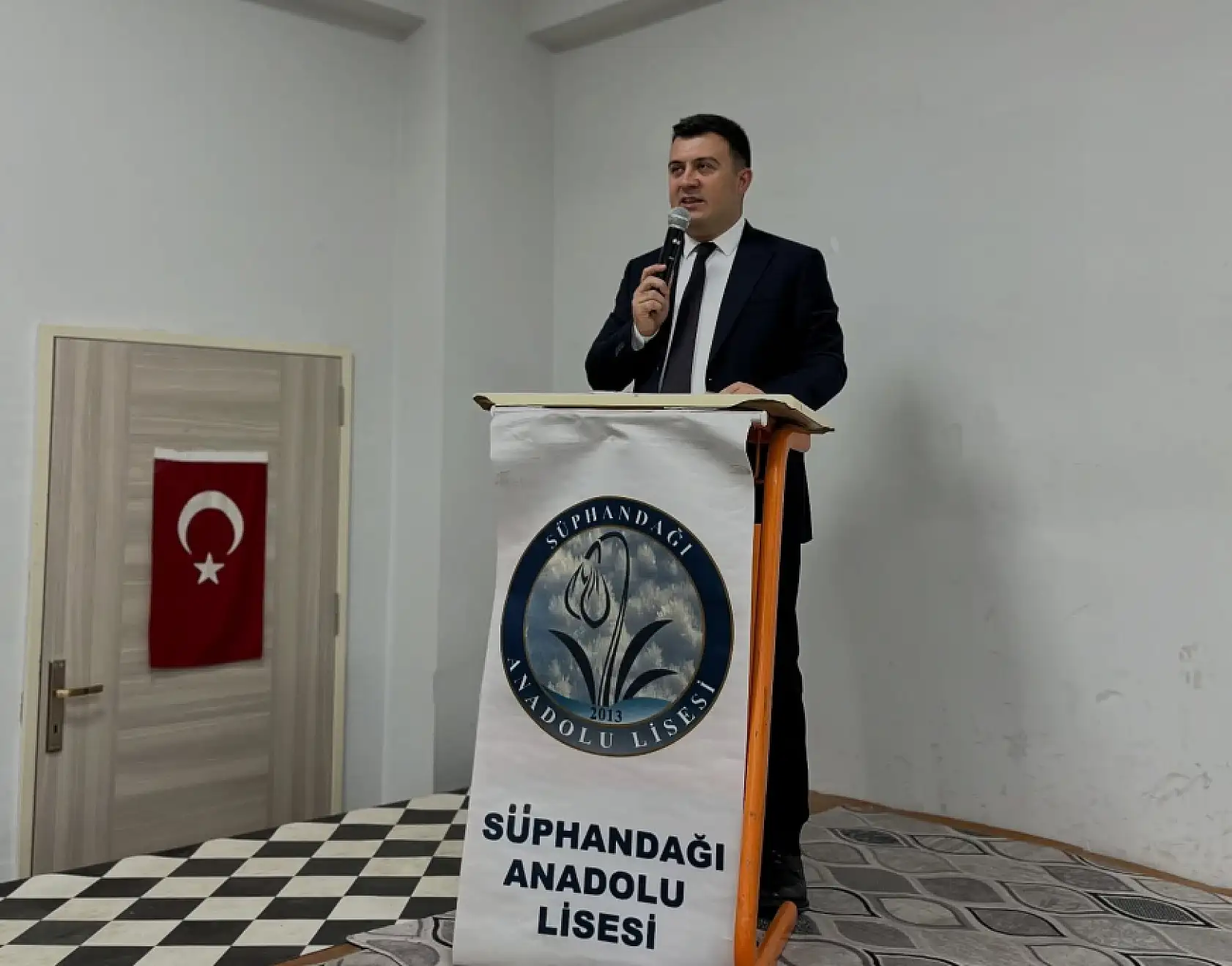 Patnos Kaymakamı Dertlioğlu, 29 Ekim etkinliğinde öğrencileri tebrik etti