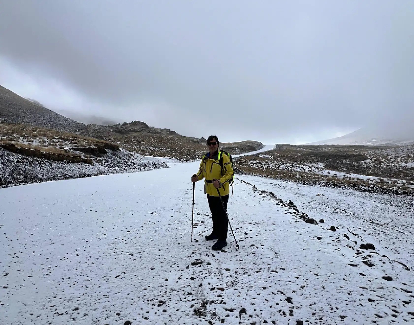Doğubayazıt'ın doğa tutkunları kar kış dinlemeden yürüyüşlerini tamamladı