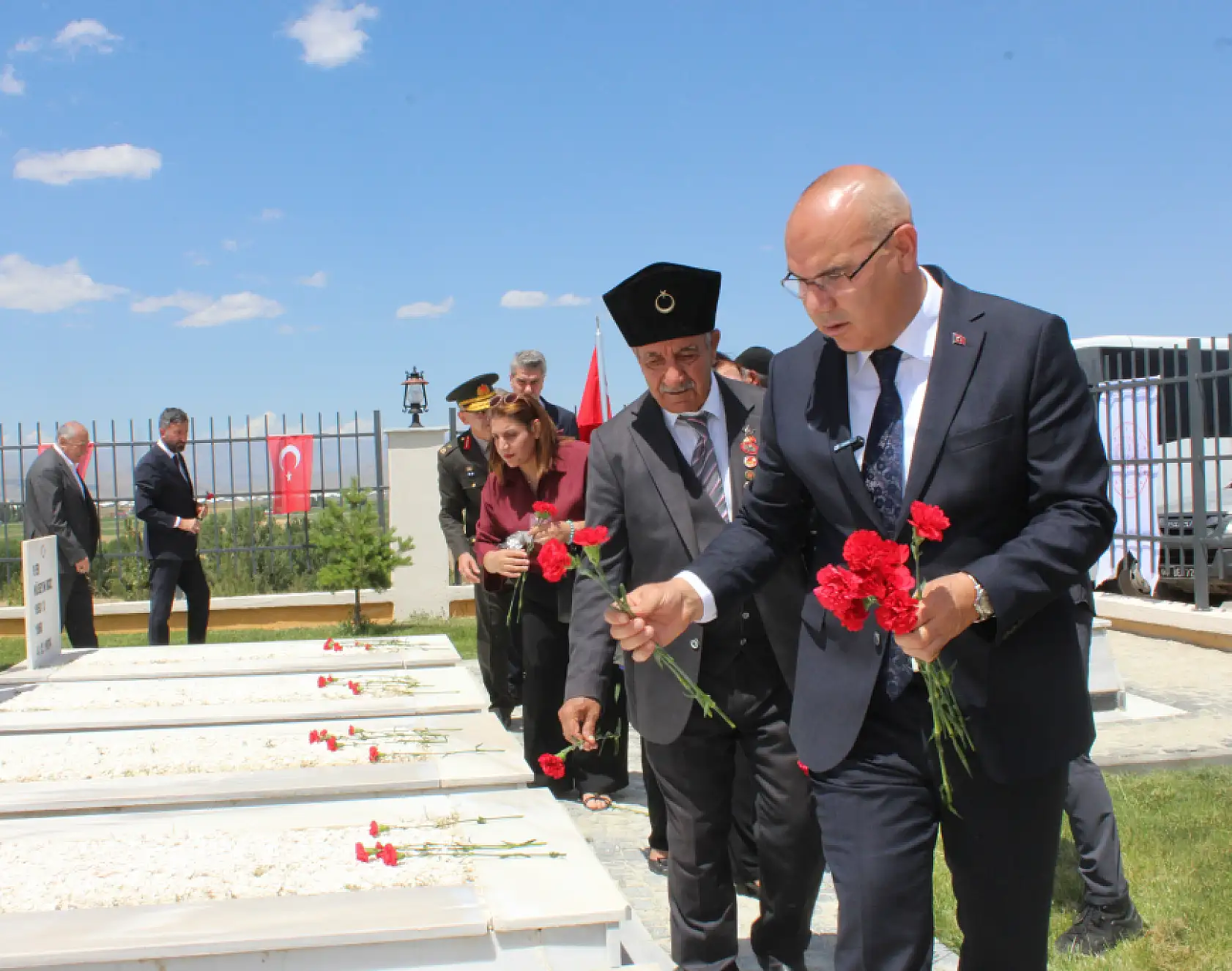 Ağrı'da yenilenen şehitlikte ilk karanfil bırakıldı dualar edildi