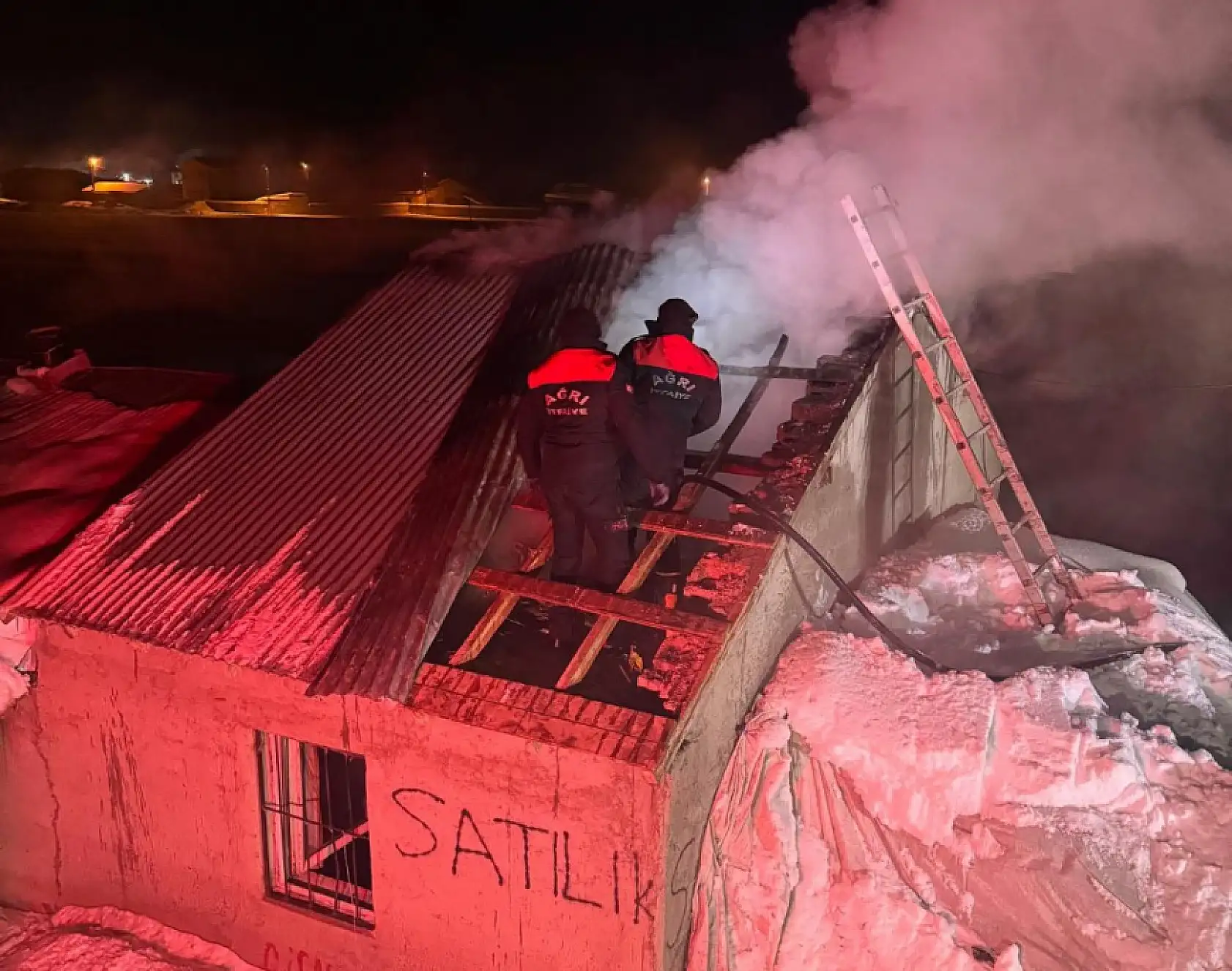 Yoncalı Köyü'nde çatı yangını itfaiye ekiplerince söndürüldü