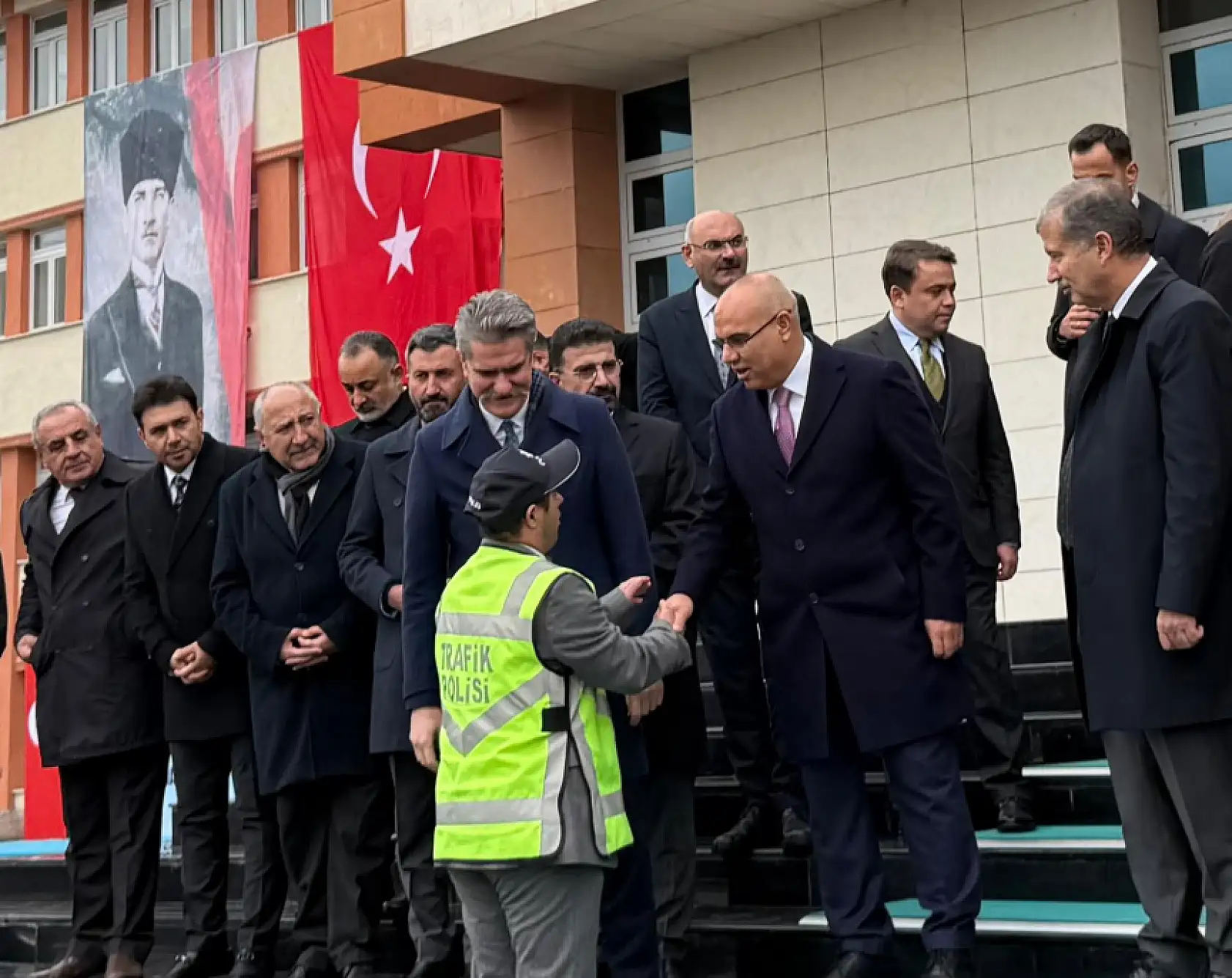 Ağrı'da düzenlenen araç töreninde Cemal, trafik polisi yeleğiyle gülümsetti