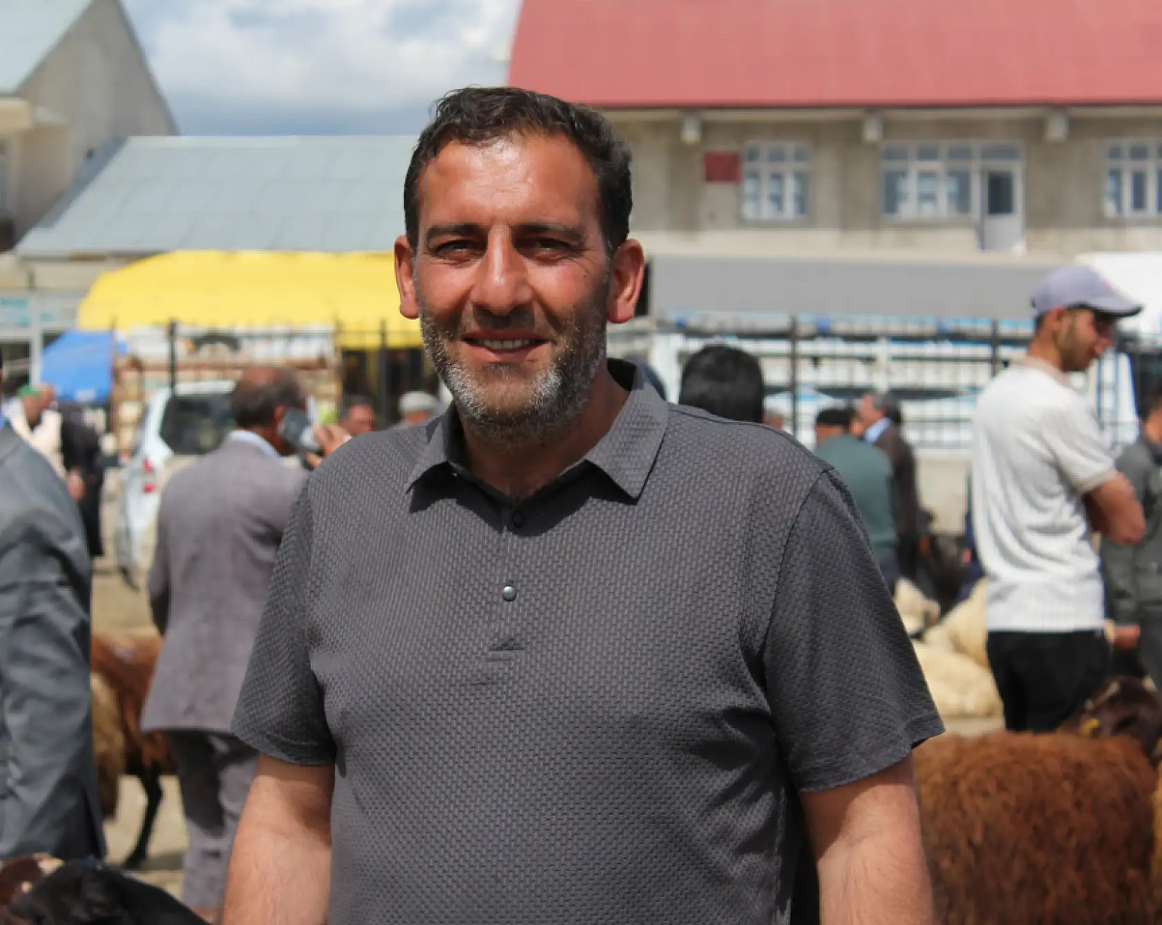 Kurban pazarı Ağrı'da hareketlendi: Son gün yoğunluğu yüzleri güldürdü