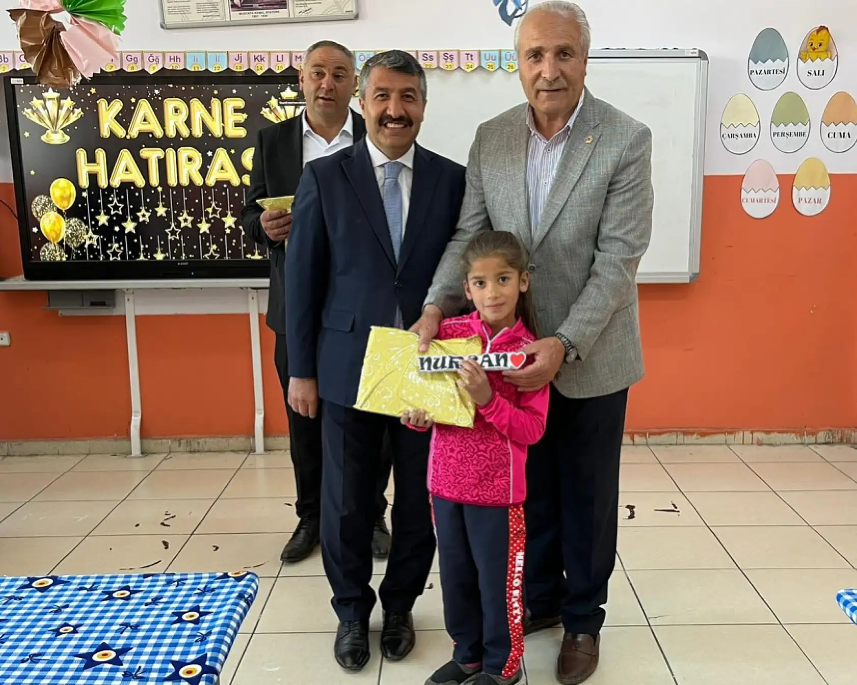 Eleşkirt Ergözü Köyü İlkokulu'nda karne sevinci yaşandı