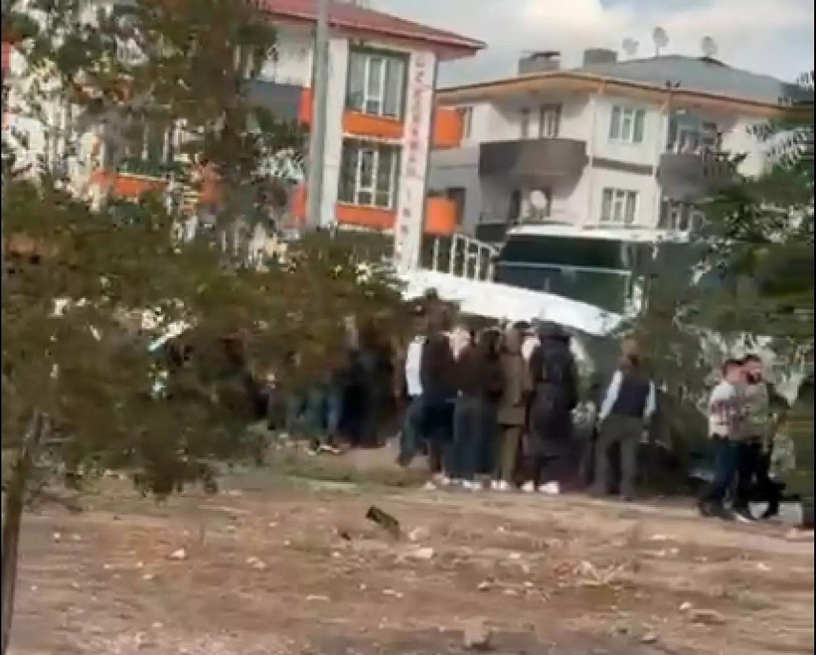 Ağrı'da otobüs minibüse çarptı: Çok sayıda yaralı var
