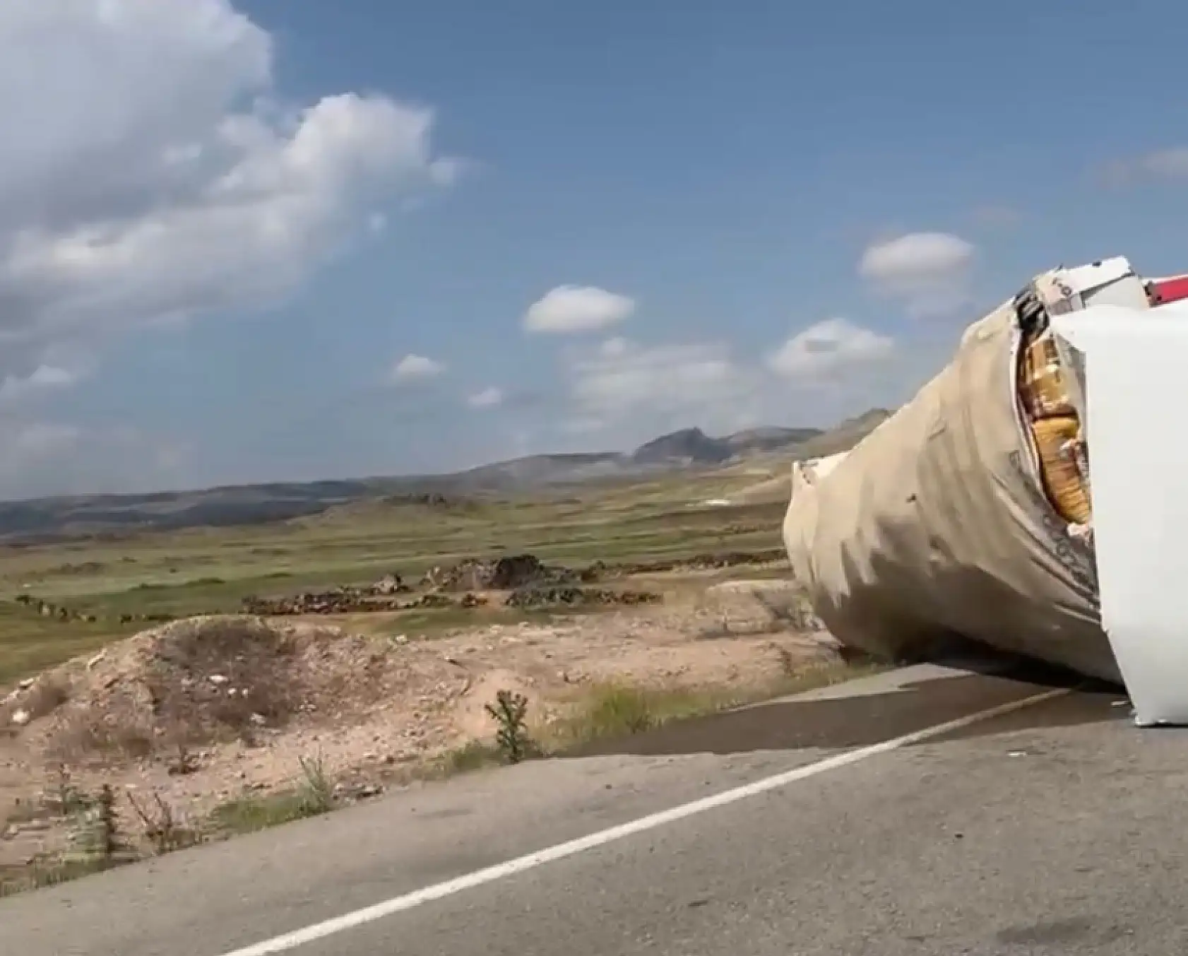 Sabah saatlerinde Doğubayazıt yolunda tır devrildi