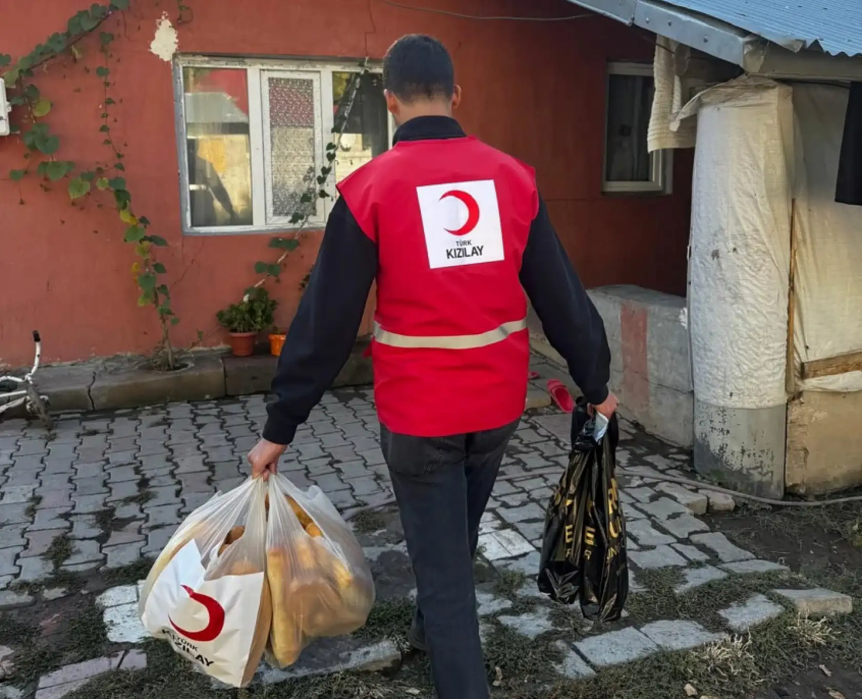 Patnos'ta dayanışma devam ediyor, Kızılay sahada yüzleri güldürüyor