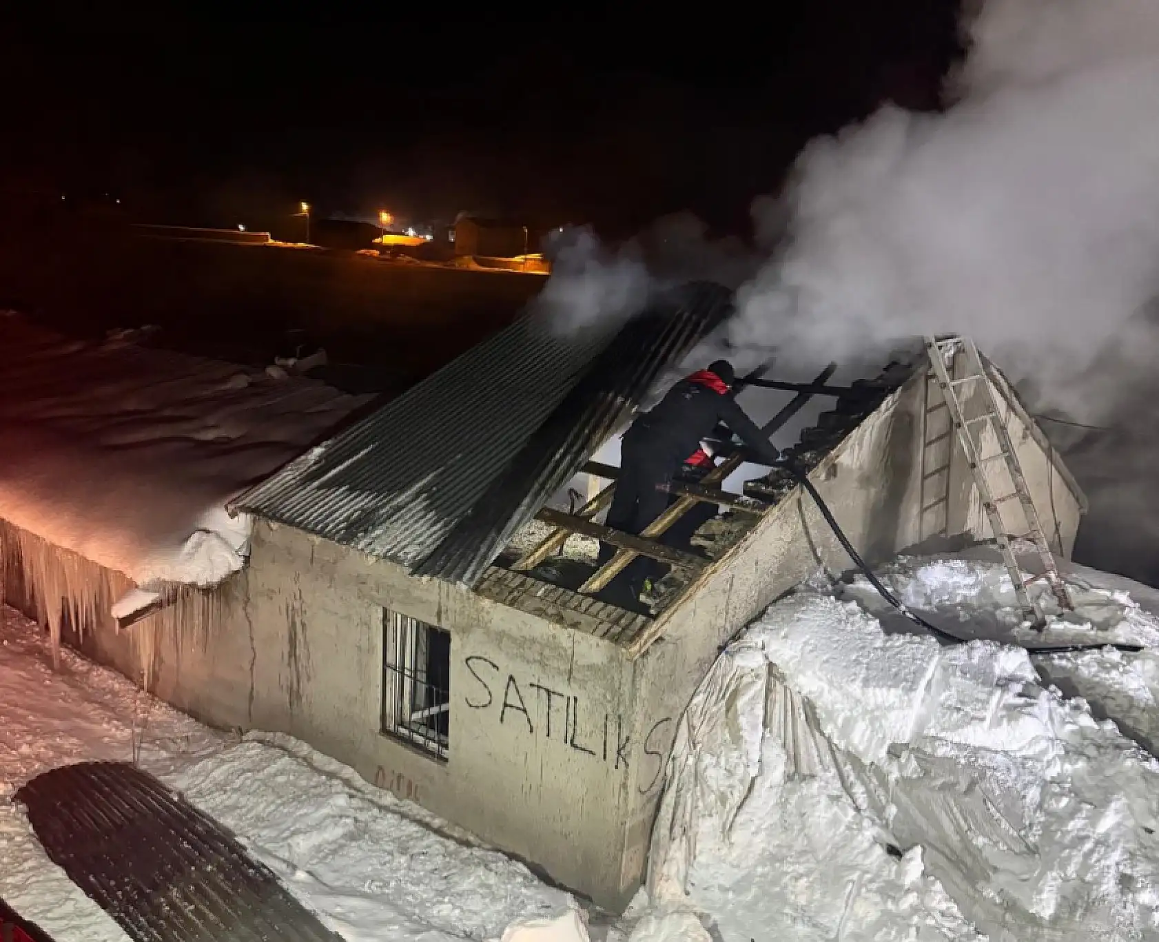 Yoncalı Köyü'nde çatı yangını itfaiye ekiplerince söndürüldü
