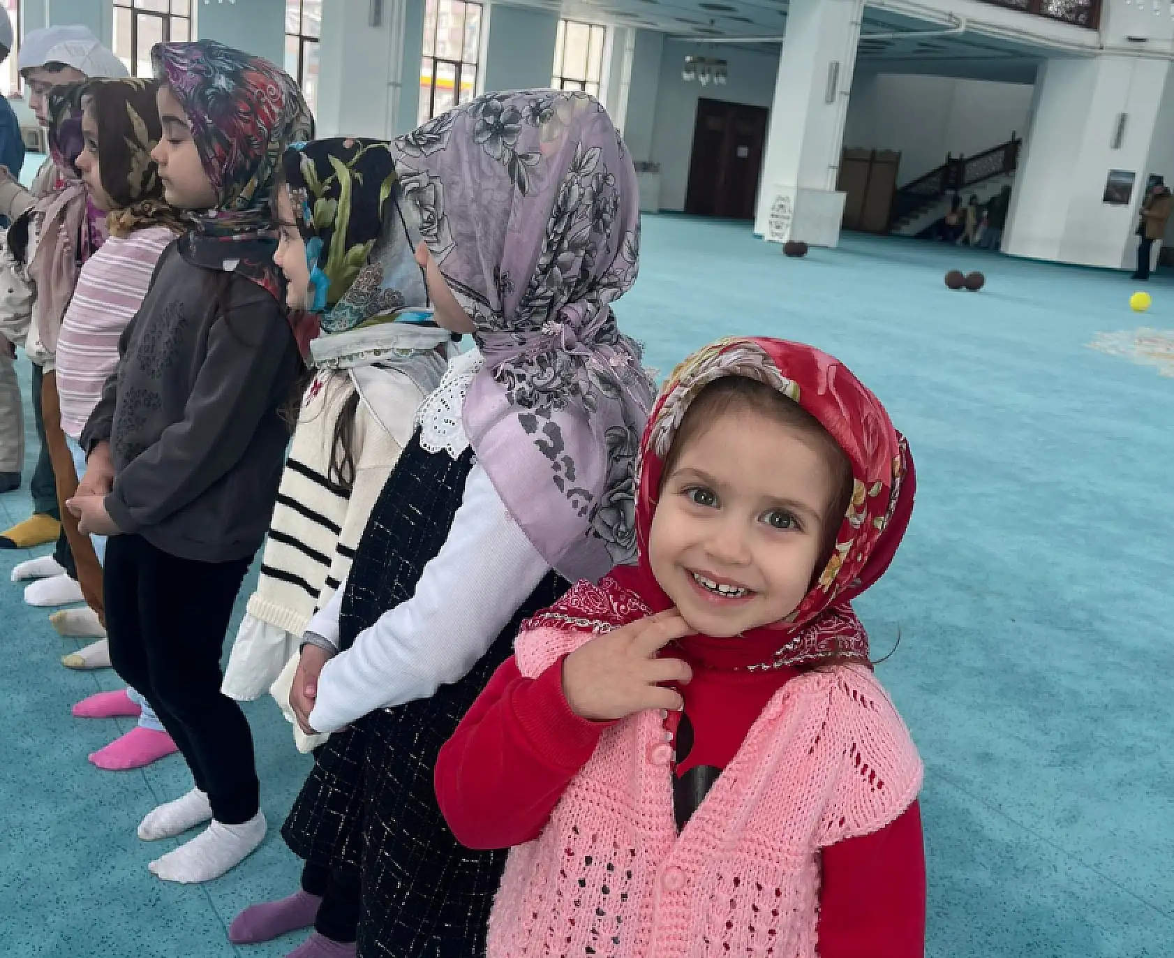 Ağrı Teknokent Koleji minikleri Ramazan'ın maneviyatını camide öğrendi