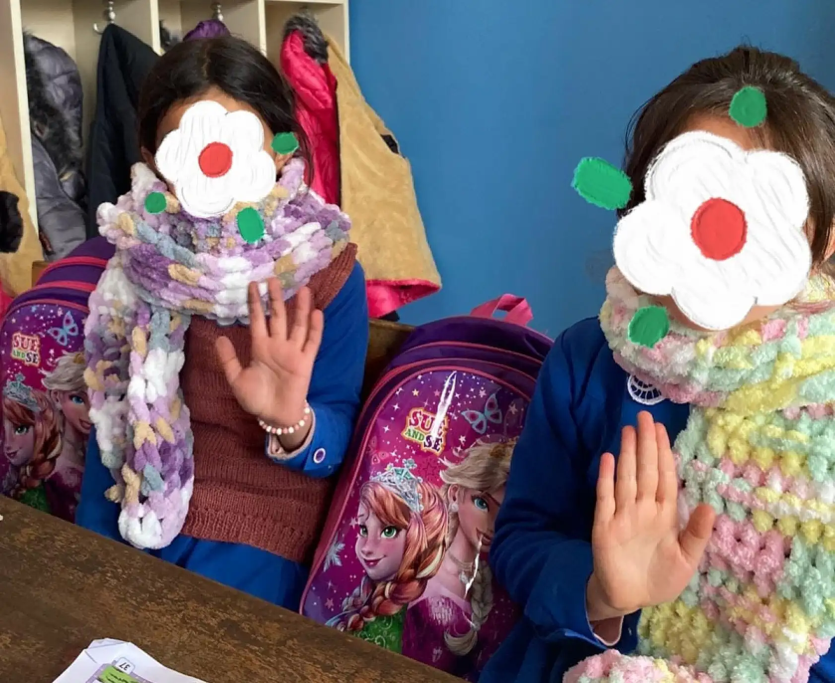 Ağrı'da üniversiteli gençler kendi ördükleri atkıları çocuklara ulaştırdı