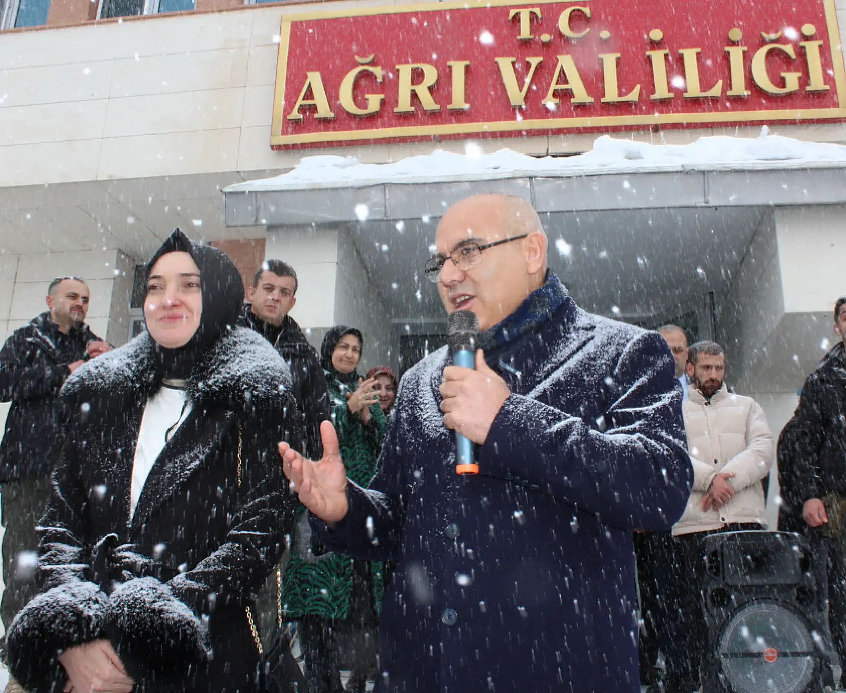 Kar altında veda: Vali Koç, Ağrı'dan helallik isteyerek ayrıldı