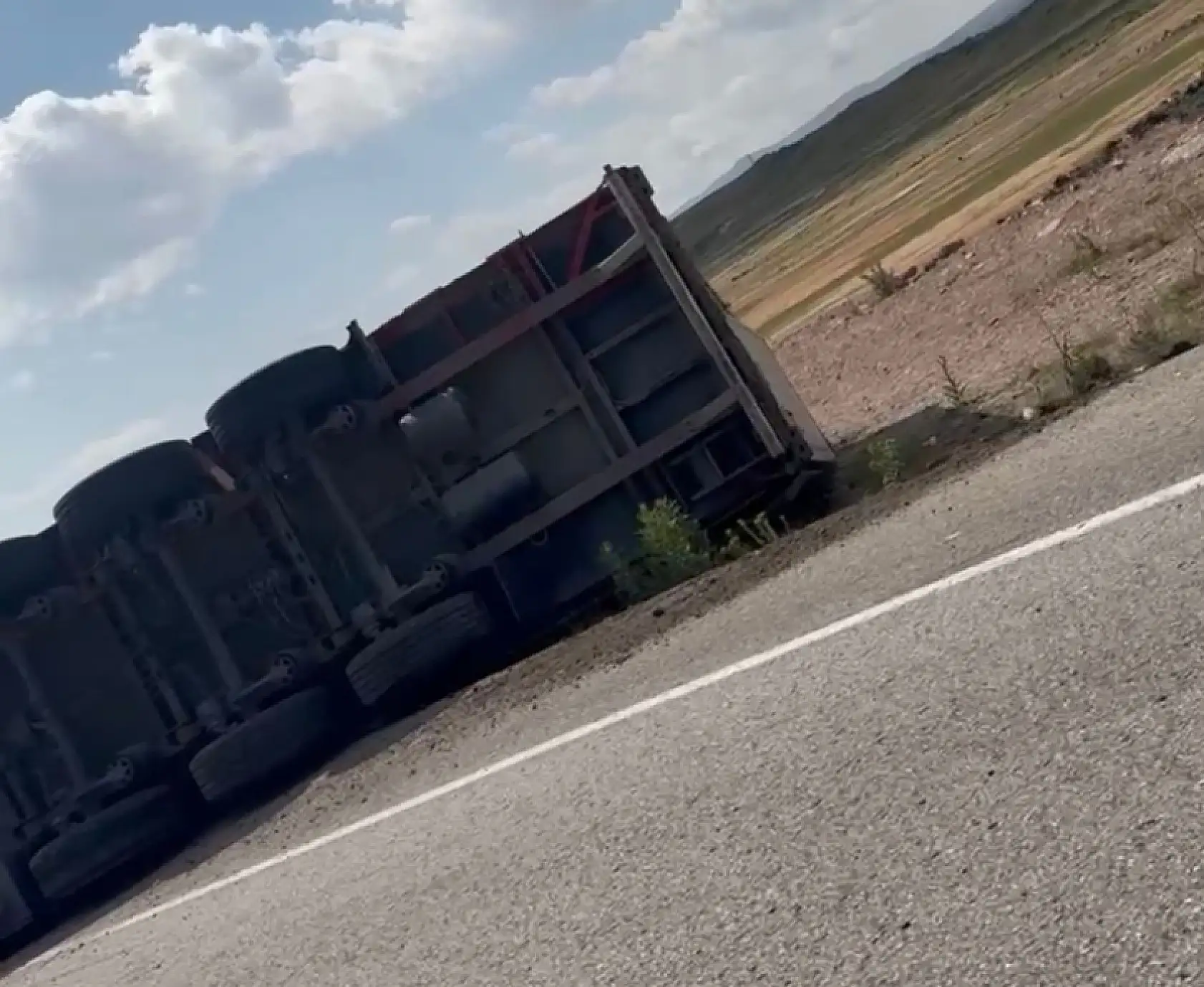 Sabah saatlerinde Doğubayazıt yolunda tır devrildi