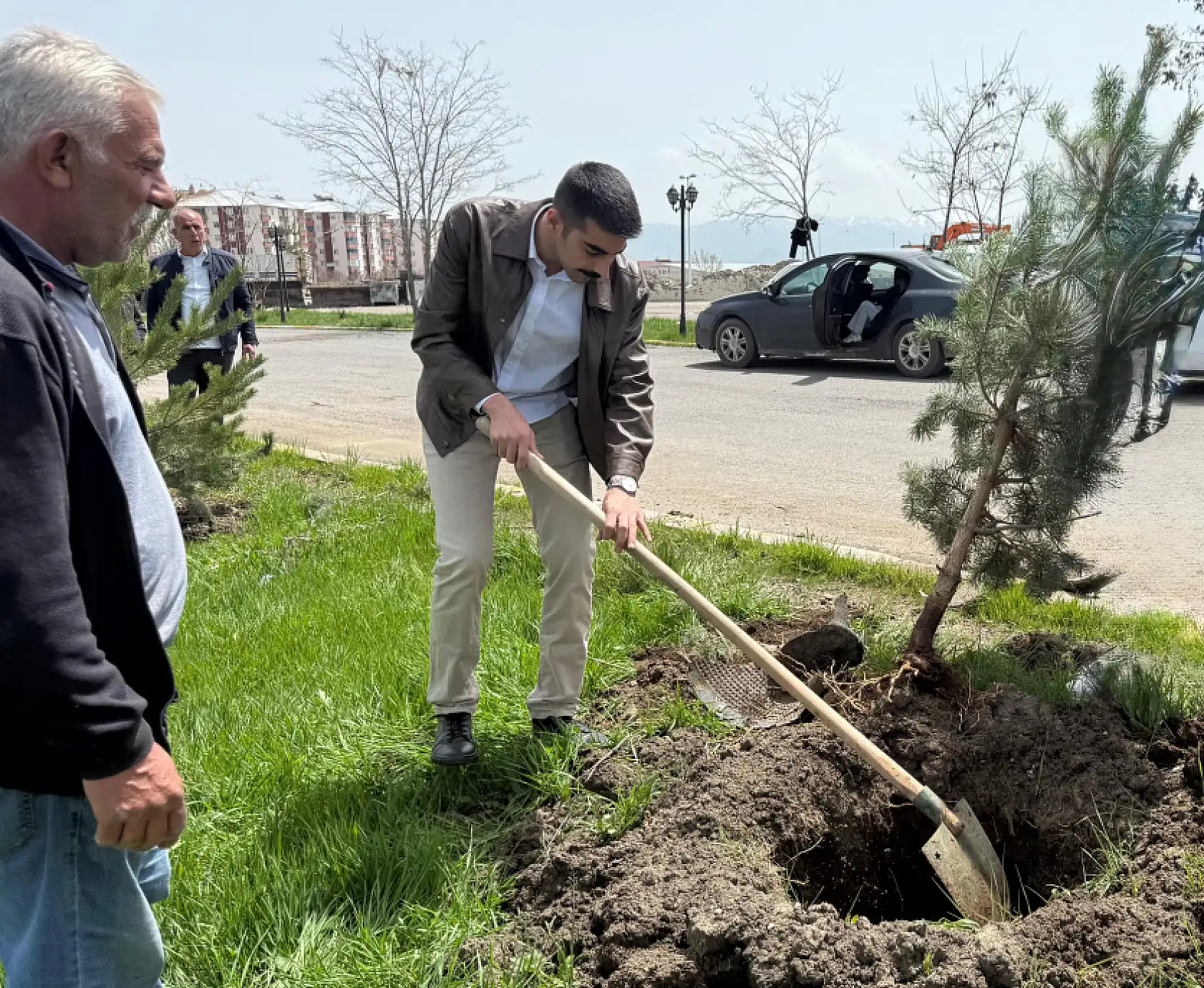 Ağrı Belediyesi'nden barış fidanlarıyla anlamlı ağaçlandırma çalışması