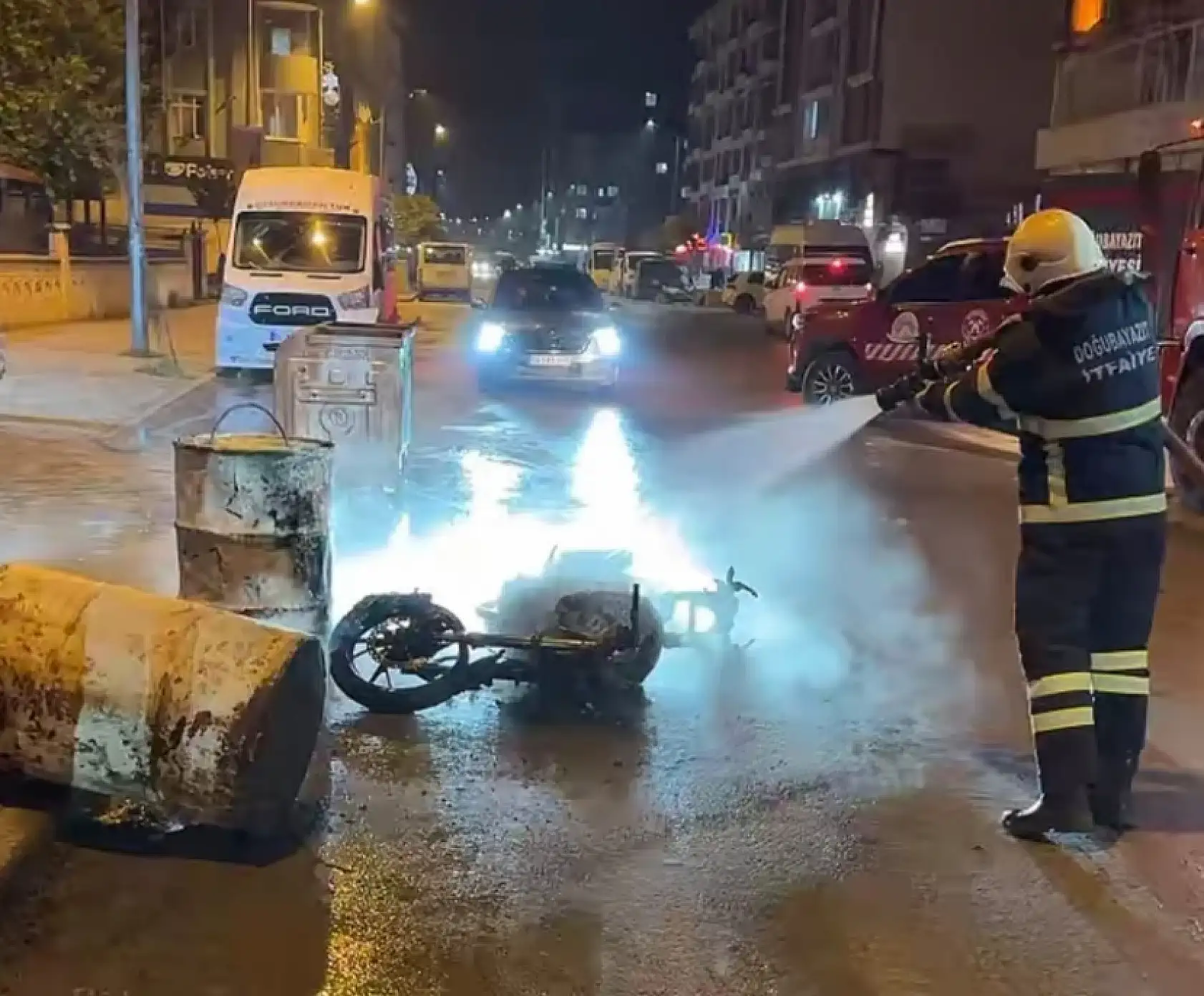 Doğubayazıt'ta feci kaza! Sürücü metrelerce savruldu, motosikleti alev topuna döndü