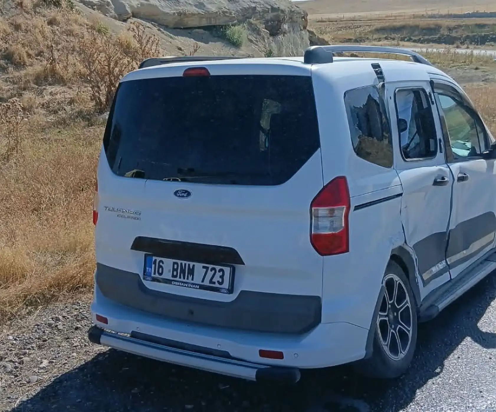 Ağrı Havalimanı kavşağında iki araç çarpıştı, otomobil alev alev yandı