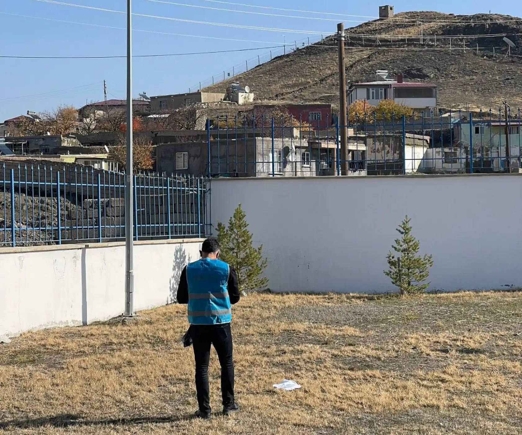 Hükümlüler, Doğubayazıt Şehitliği'nde temizlik çalışması gerçekleştirdi