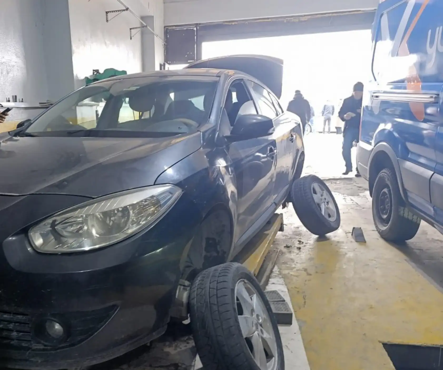 Ağrı'da kış lastiği yoğunluğu devam ederken ustalar pazar mesaisine kaldı