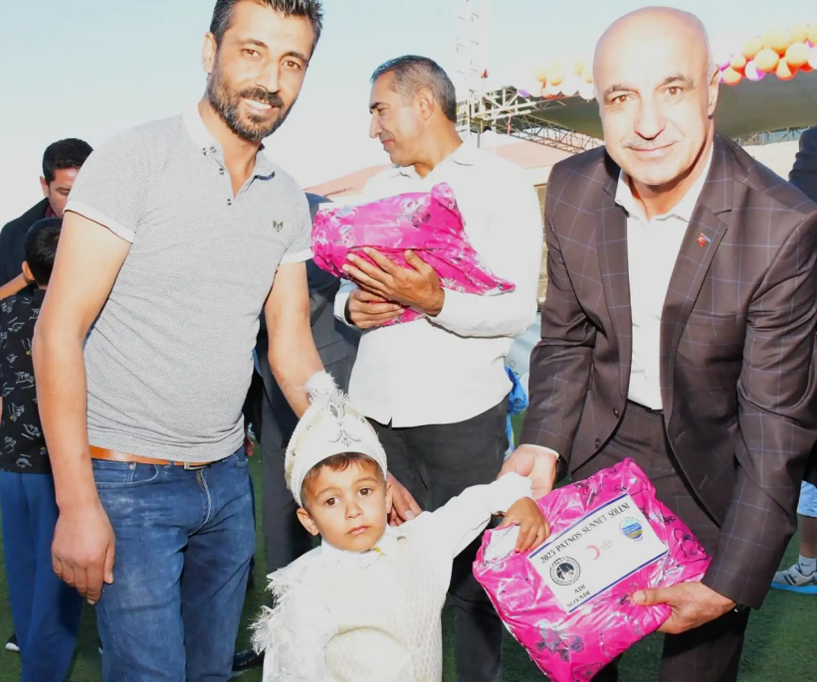 Patnos'ta çocuklar dualarla sünnet edildi, hediyelerle mutlu oldu