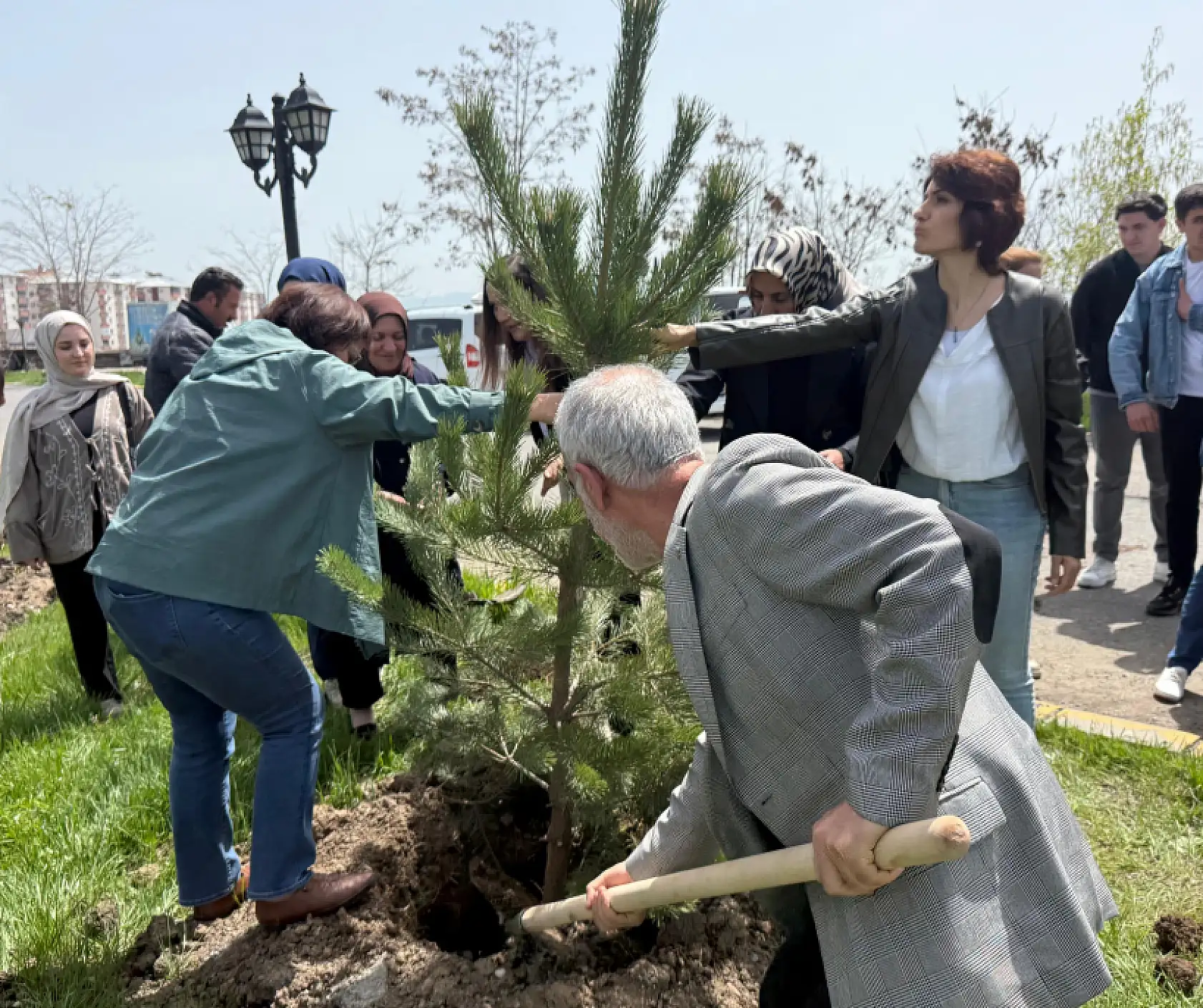 Ağrı Belediyesi'nden barış fidanlarıyla anlamlı ağaçlandırma çalışması