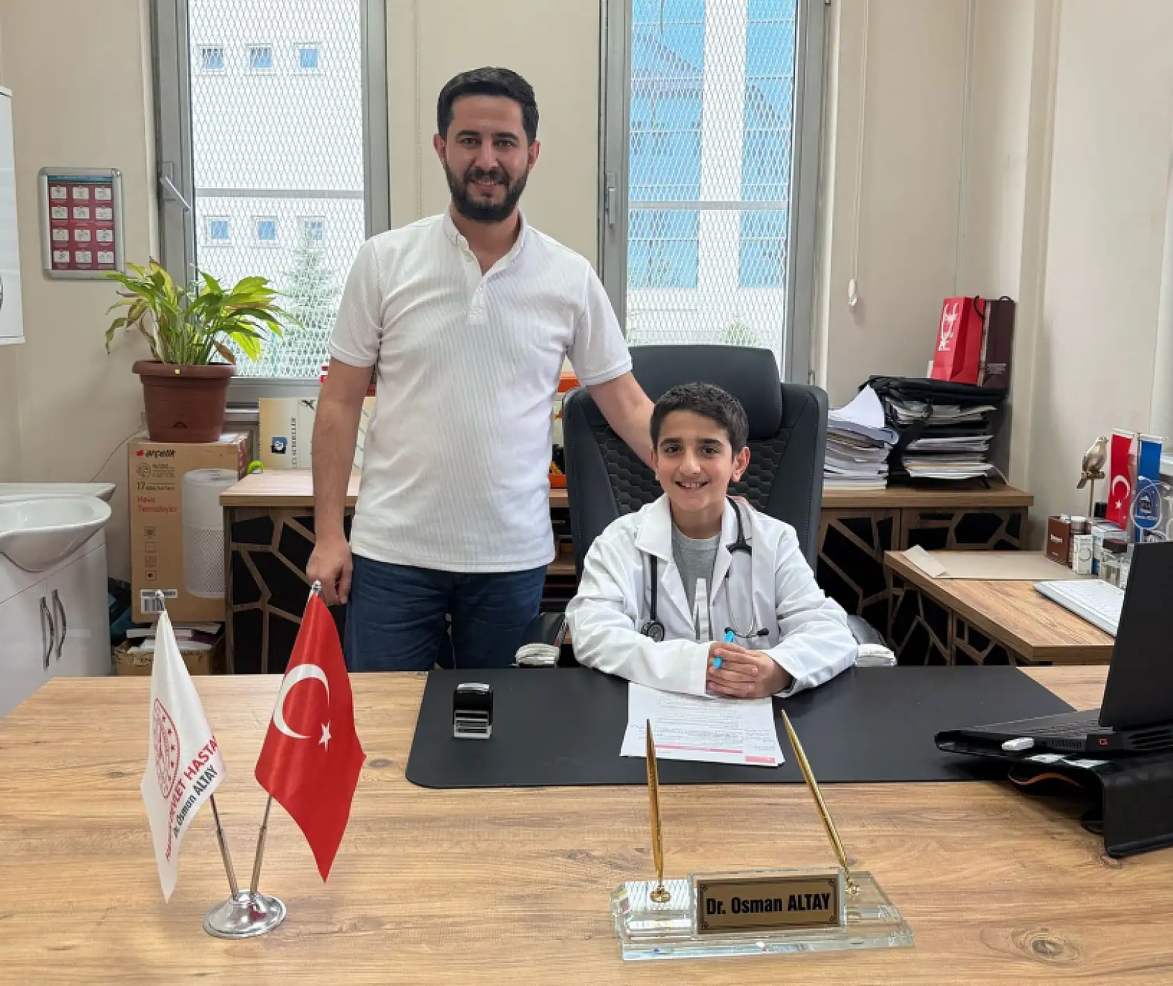 Hekim olma hayaliyle büyüyen Alim, bayramda doktorluk koltuğuna oturdu