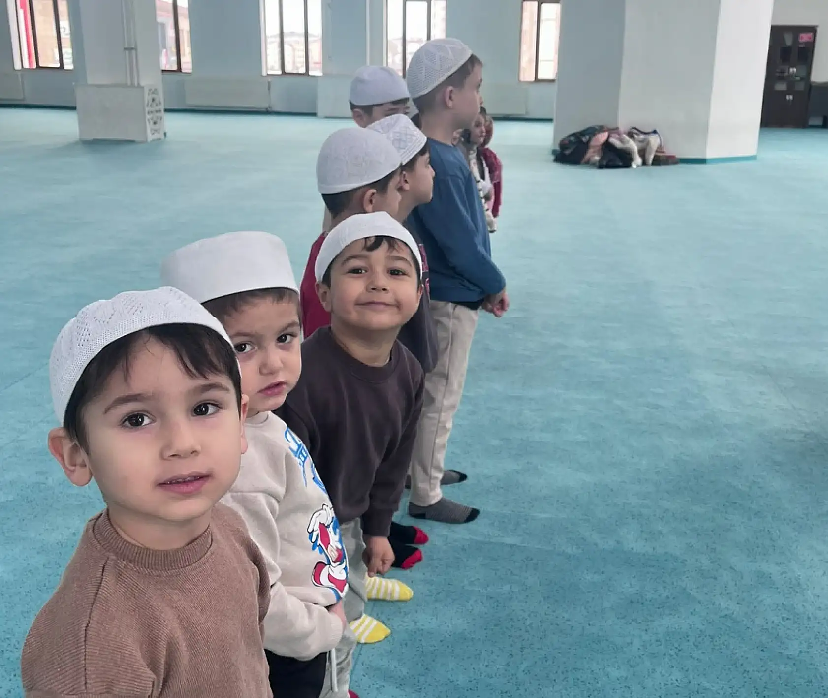 Ağrı Teknokent Koleji minikleri Ramazan'ın maneviyatını camide öğrendi