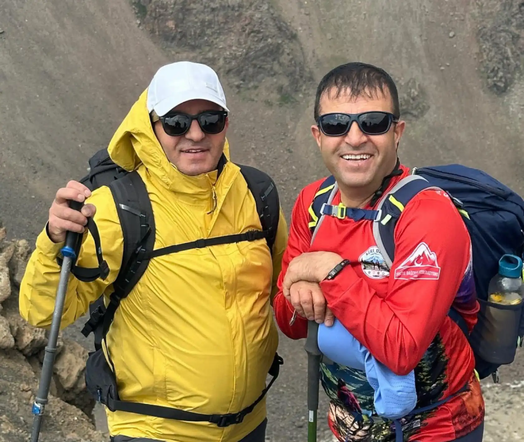 Tendürek'in zirvesindeki dev çukur görenleri şaşkına çevirdi!