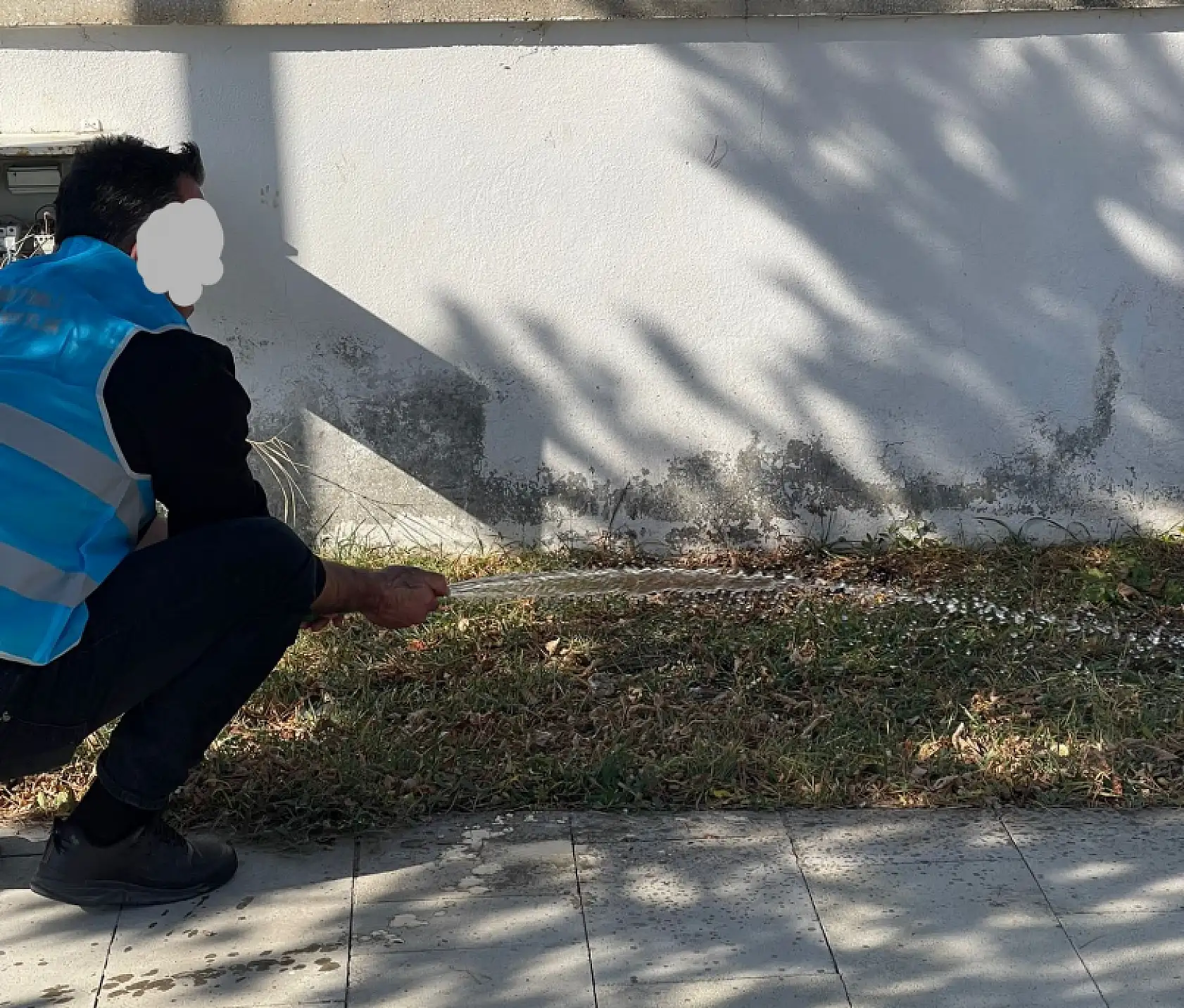 Hükümlüler, Doğubayazıt Şehitliği'nde temizlik çalışması gerçekleştirdi