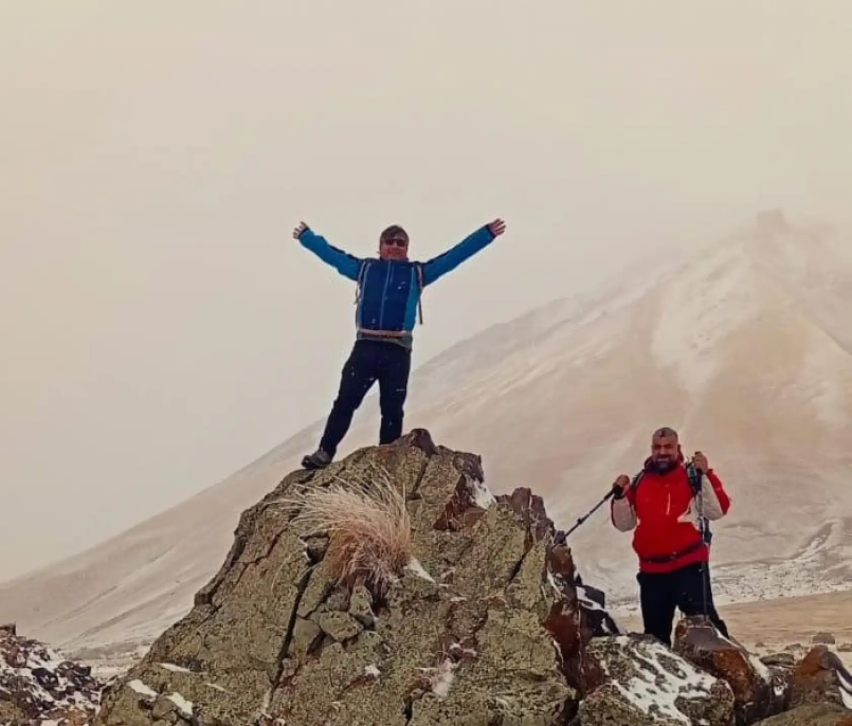 Doğubayazıt'ın doğa tutkunları kar kış dinlemeden yürüyüşlerini tamamladı