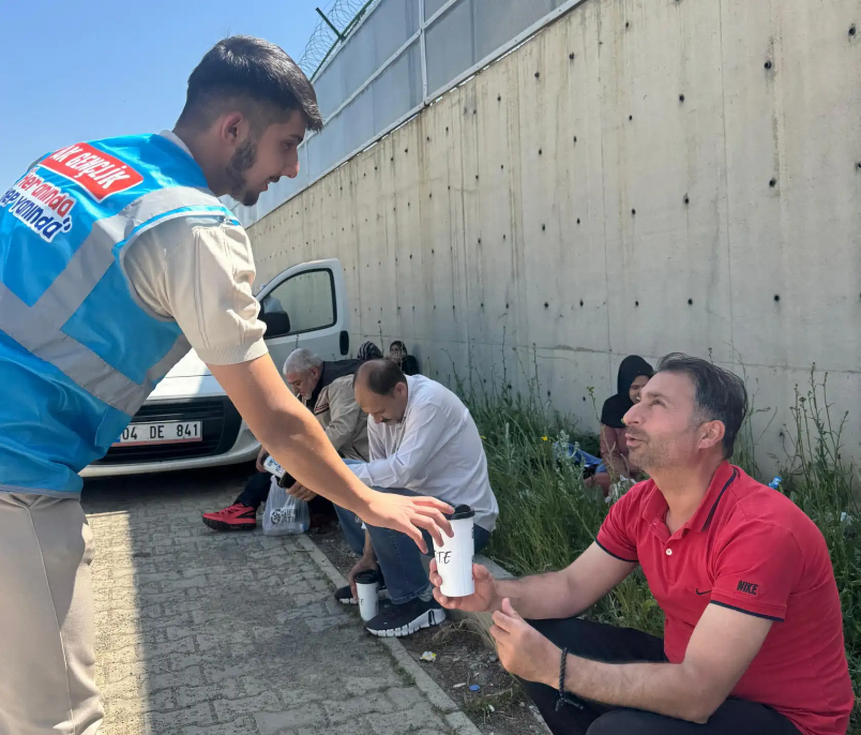 AK Parti Ağrı Gençlik Kolları'ndan sınav ve babalar günü jesti
