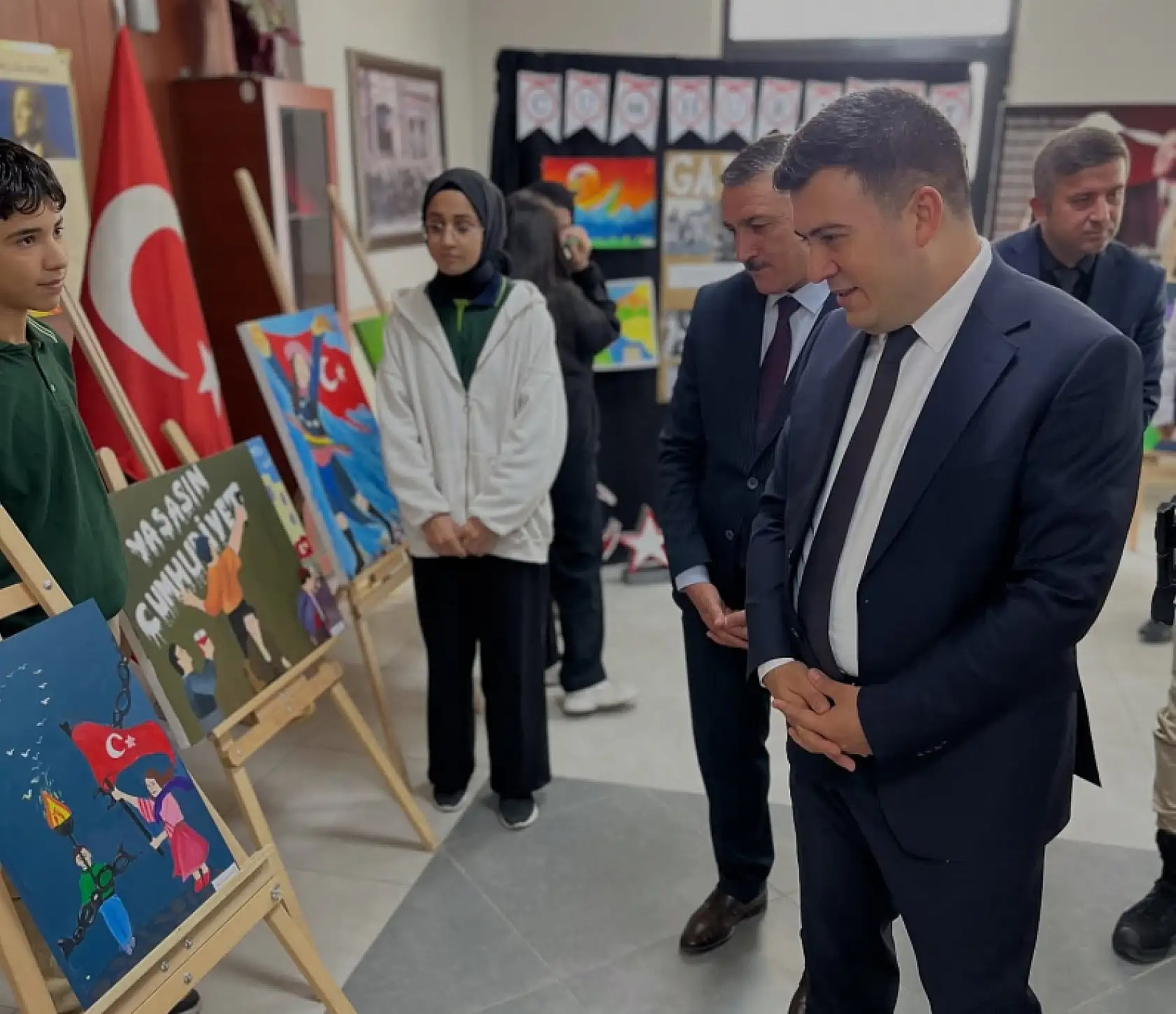 Patnos Kaymakamı Dertlioğlu, 29 Ekim etkinliğinde öğrencileri tebrik etti