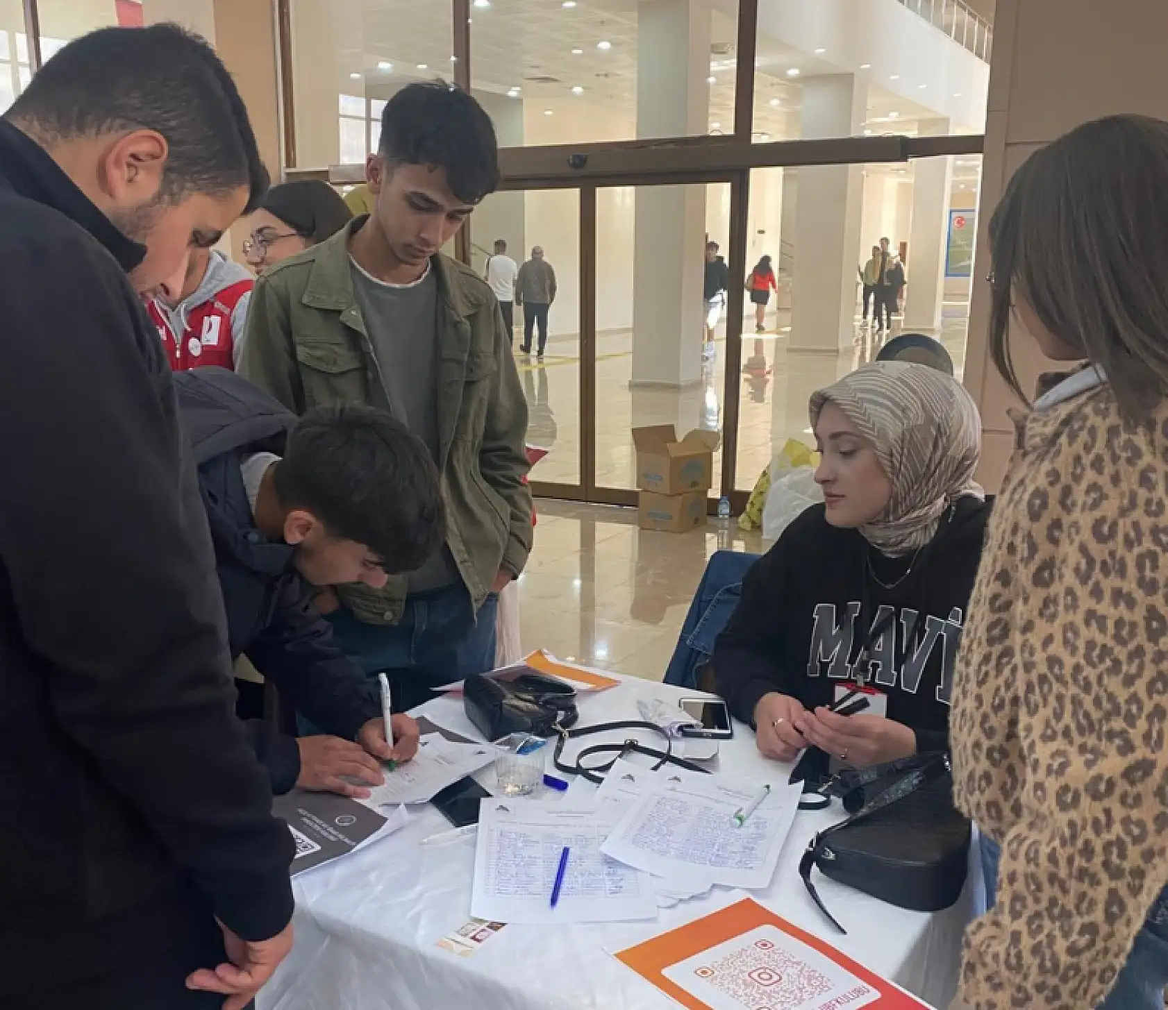 Ağrı'da öğrenciler kulüplerini tanıttı, kampüs şenlik havasına büründü