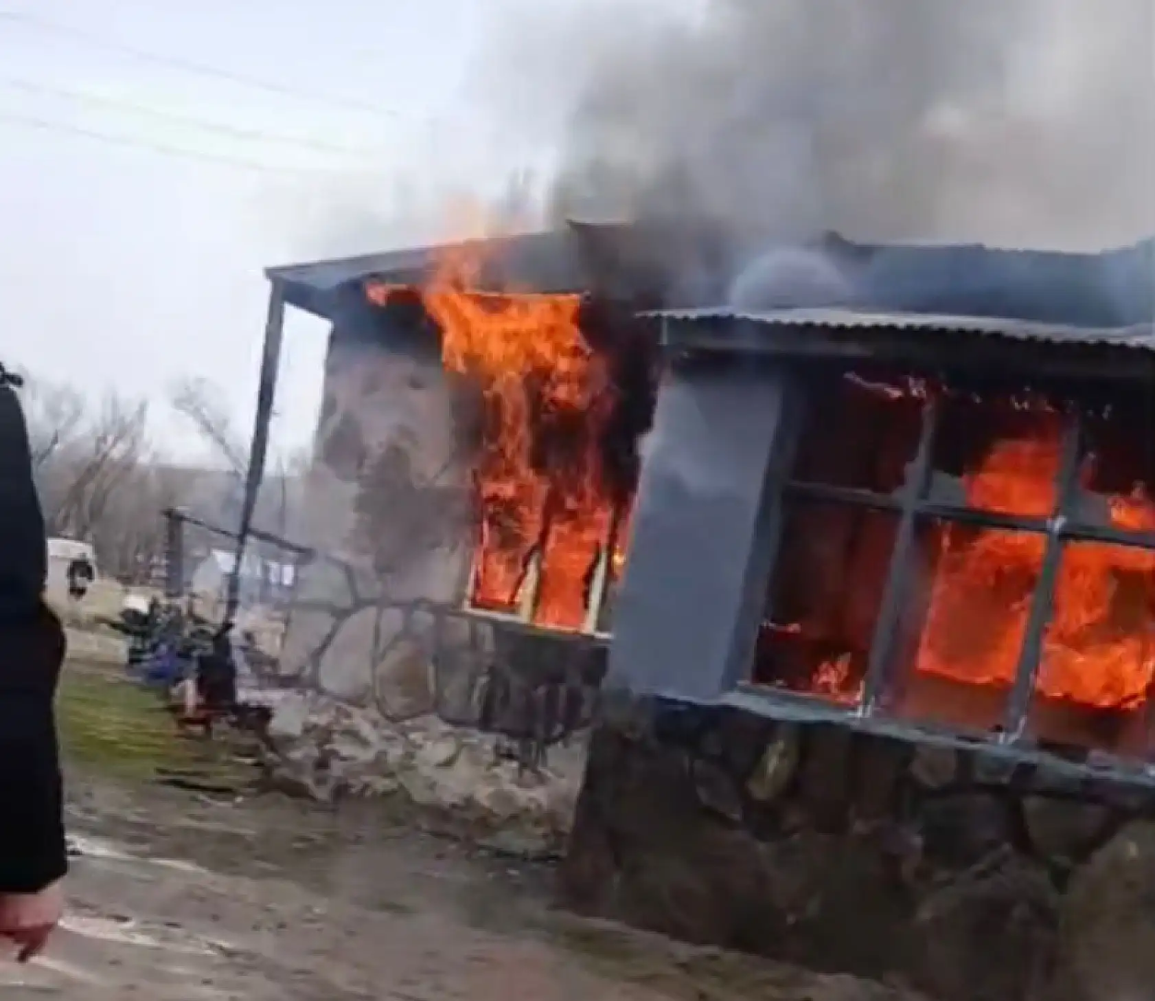 Patnos'ta evden yükselen alevler köyü ayağa kaldırdı