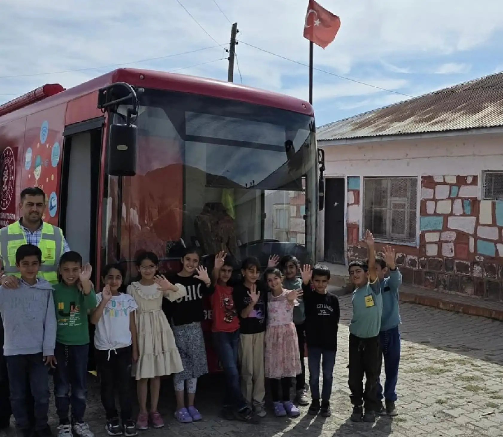 Gezici Kütüphane, Otluca İlkokulu'nda öğrencilerle buluştu