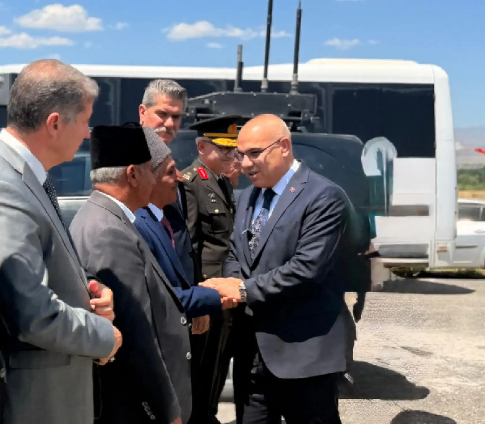 Ağrı'da yenilenen şehitlikte ilk karanfil bırakıldı dualar edildi