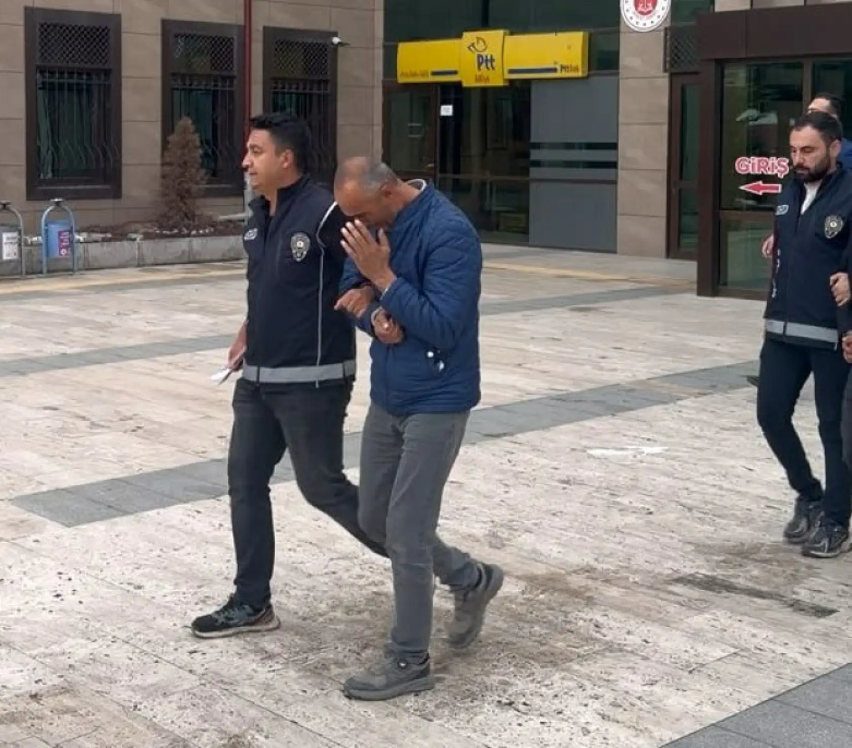 Ağrı'dan Aksaray'a göçmen taşıyan 3 şüpheli tutuklandı