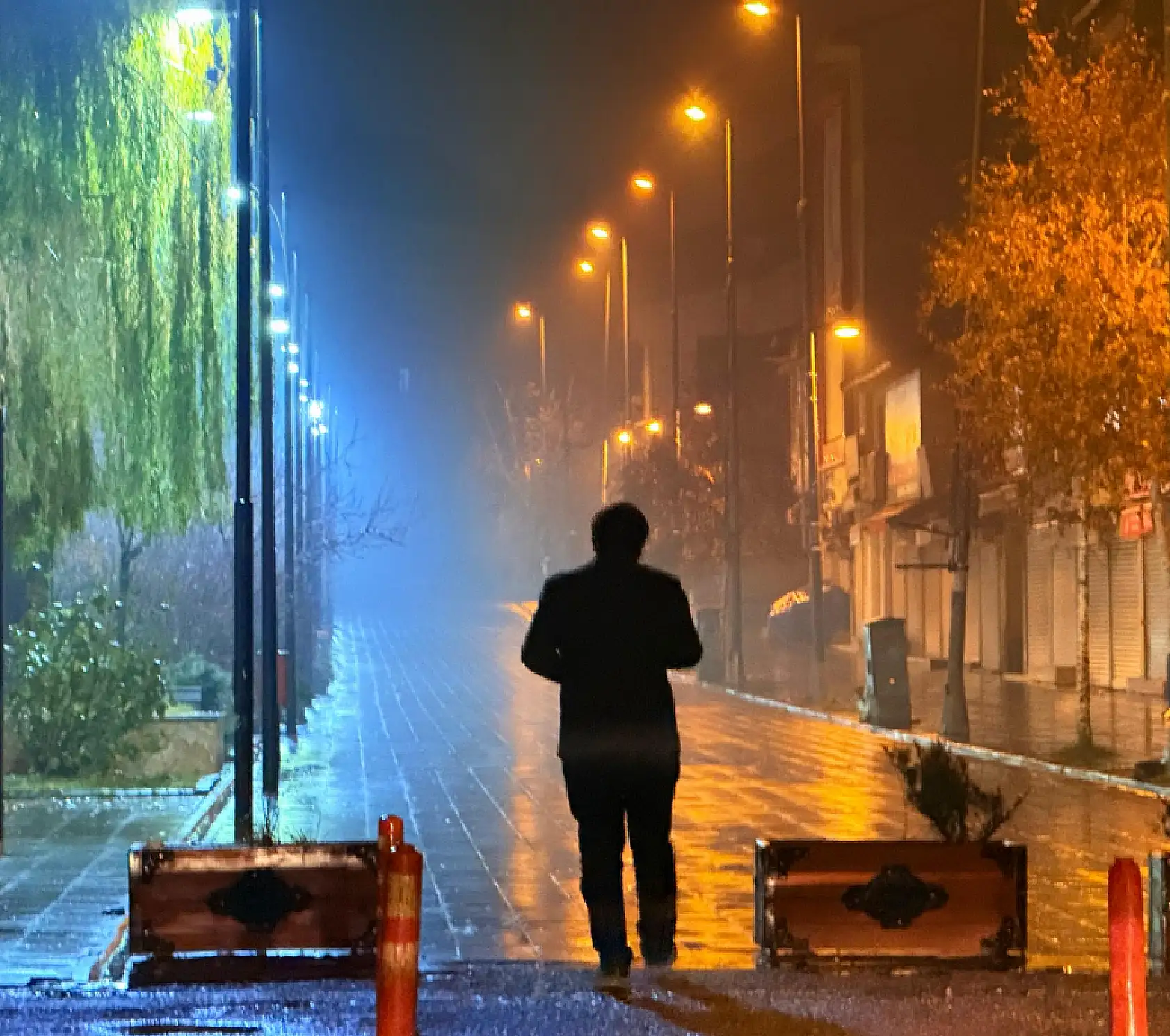 Ağrı'da yağmur sonrası sokaklar boş kaldı, sis etkili oldu