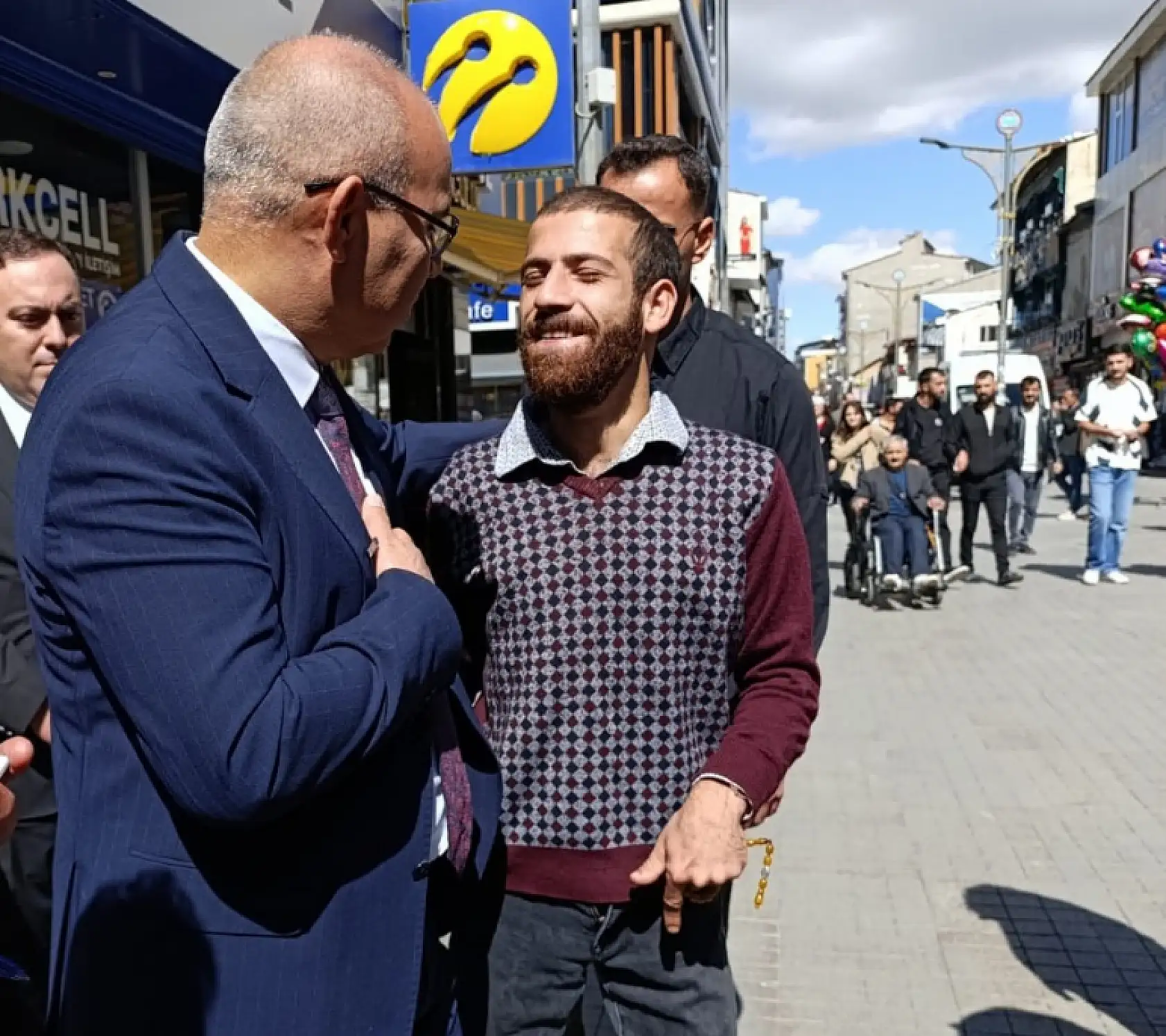 Vali Koç Cumhuriyet Caddesi'nde vatandaşlar ile sohbet etti