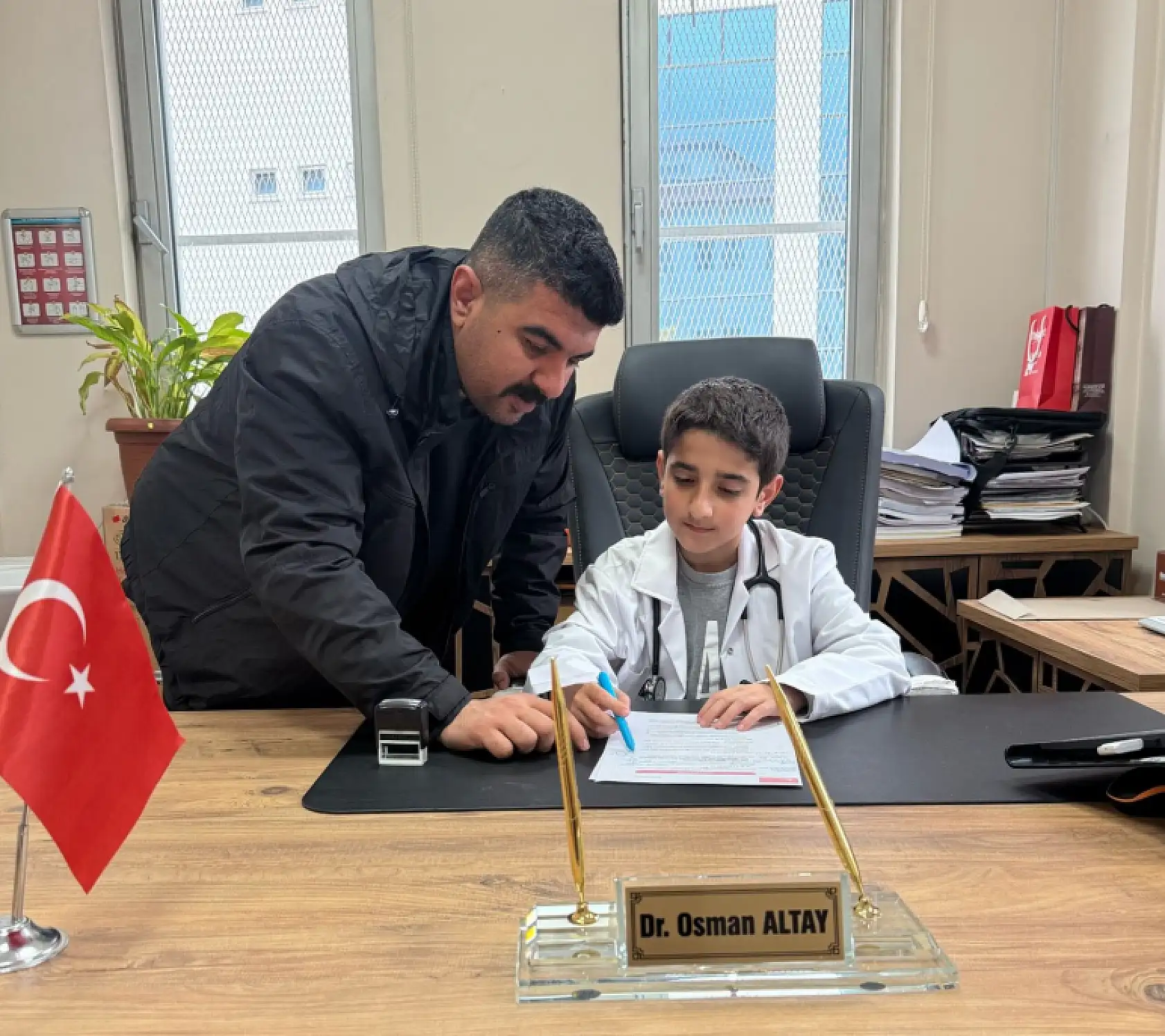 Hekim olma hayaliyle büyüyen Alim, bayramda doktorluk koltuğuna oturdu