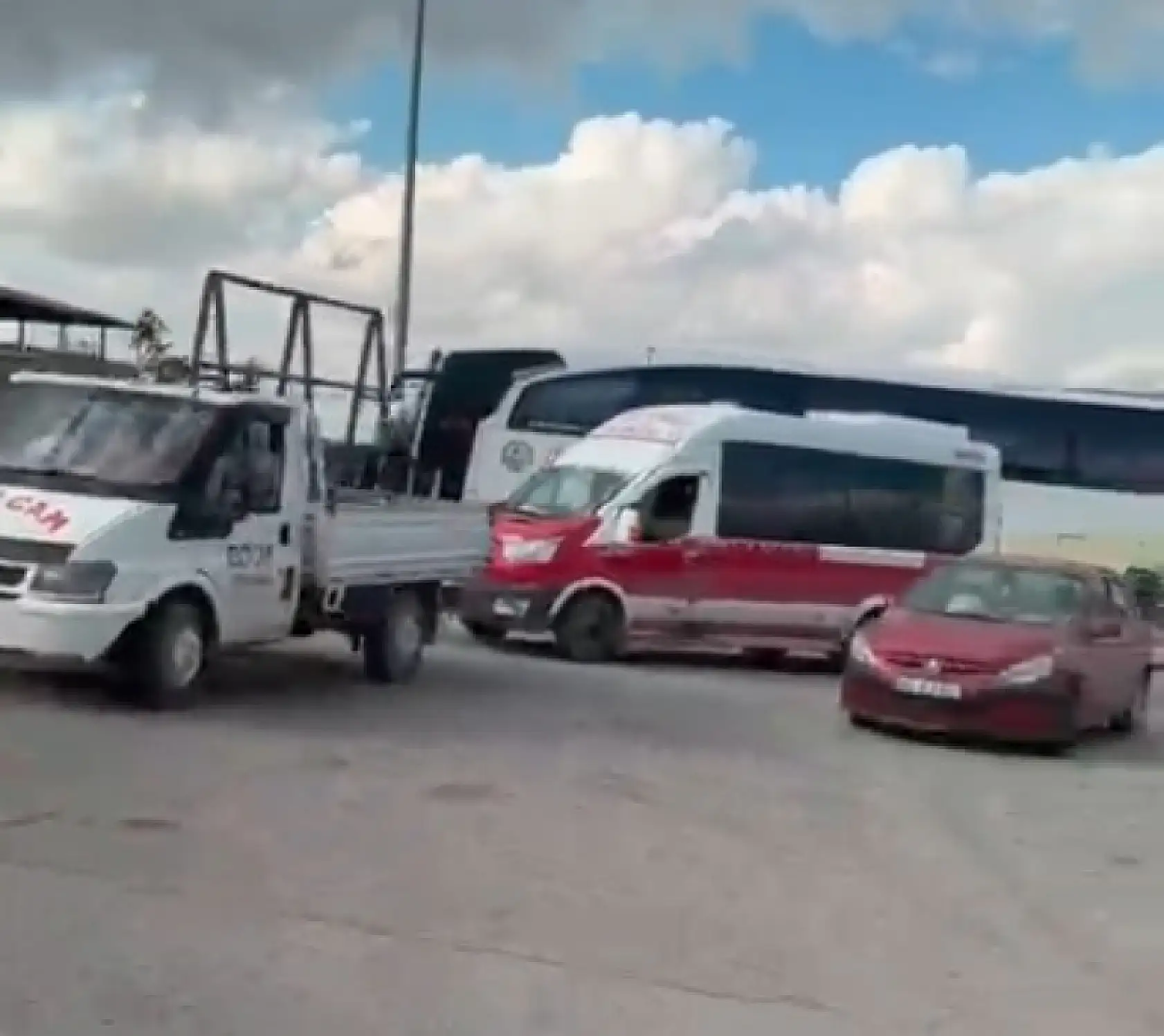 Ağrı'da otobüs minibüse çarptı: Çok sayıda yaralı var