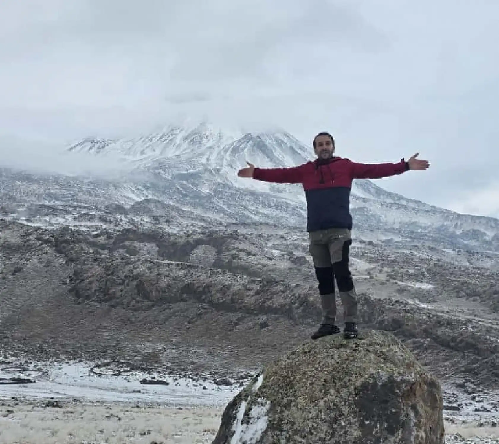 Doğubayazıt'ın doğa tutkunları kar kış dinlemeden yürüyüşlerini tamamladı