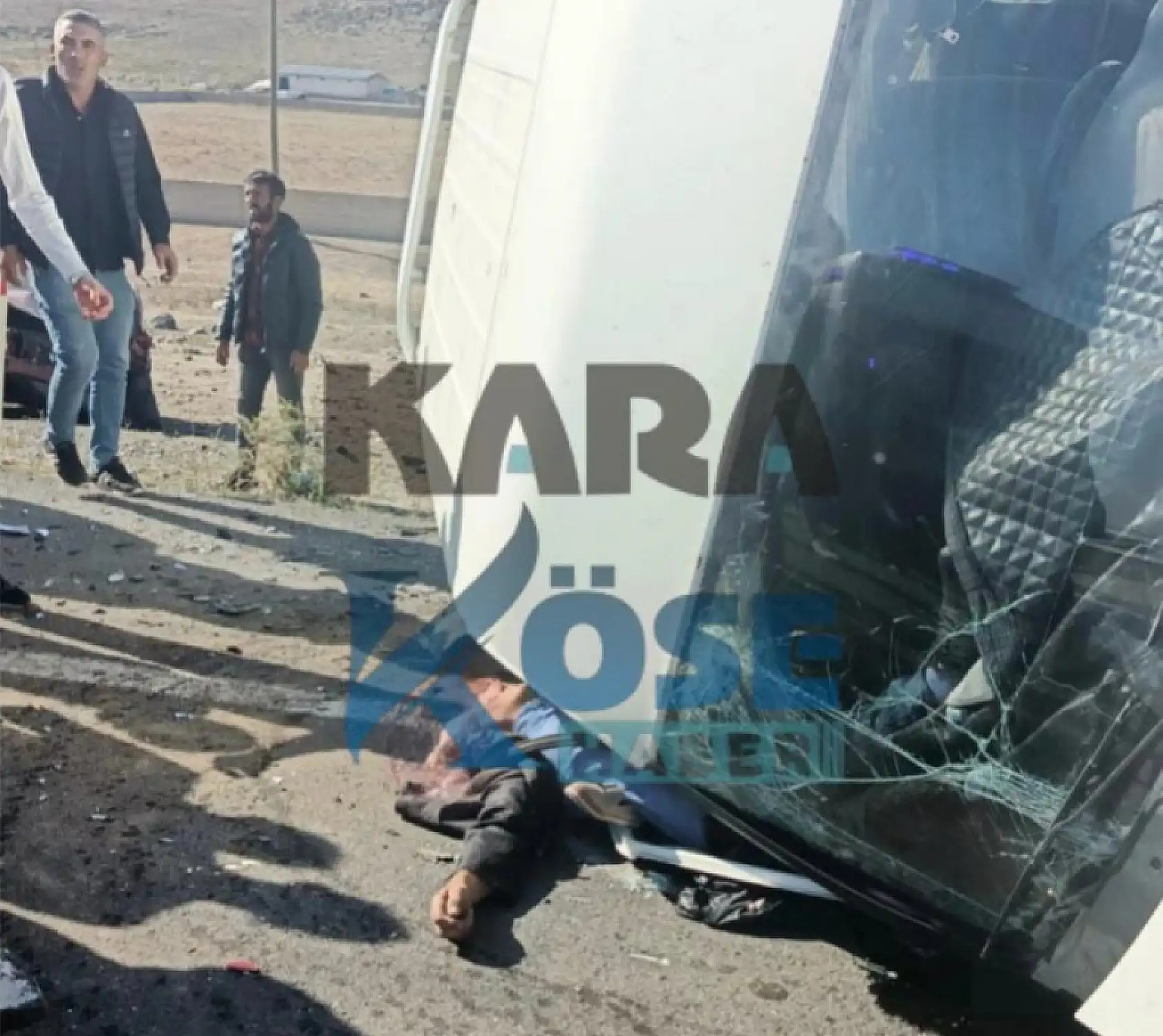 Doğubayazıt–Iğdır yolunda minibüs ile otomobil çarpıştı: Can kaybı var!