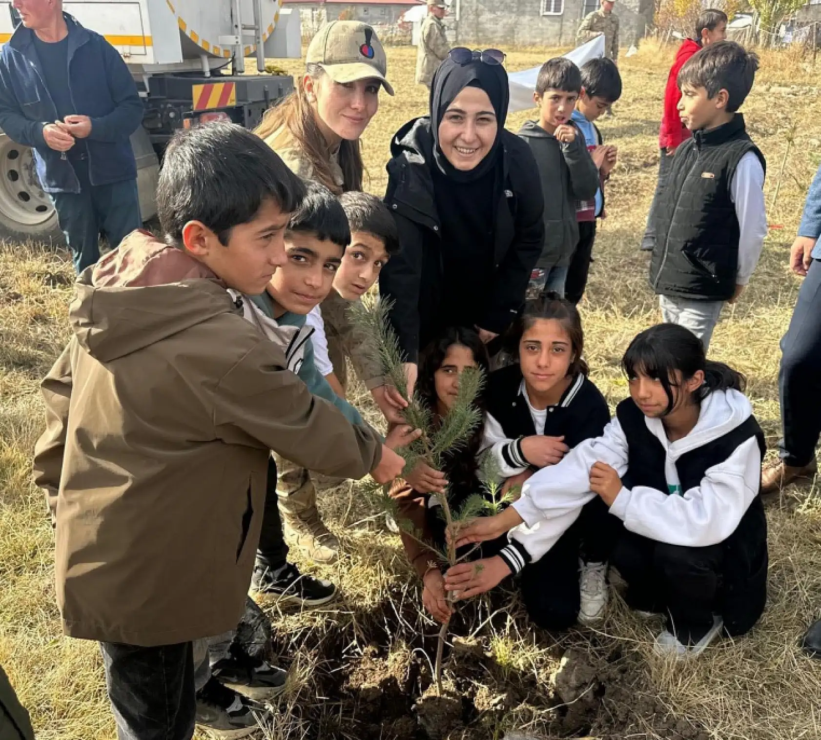 Taşlıçay'da fidanlar geleceğe umut oldu