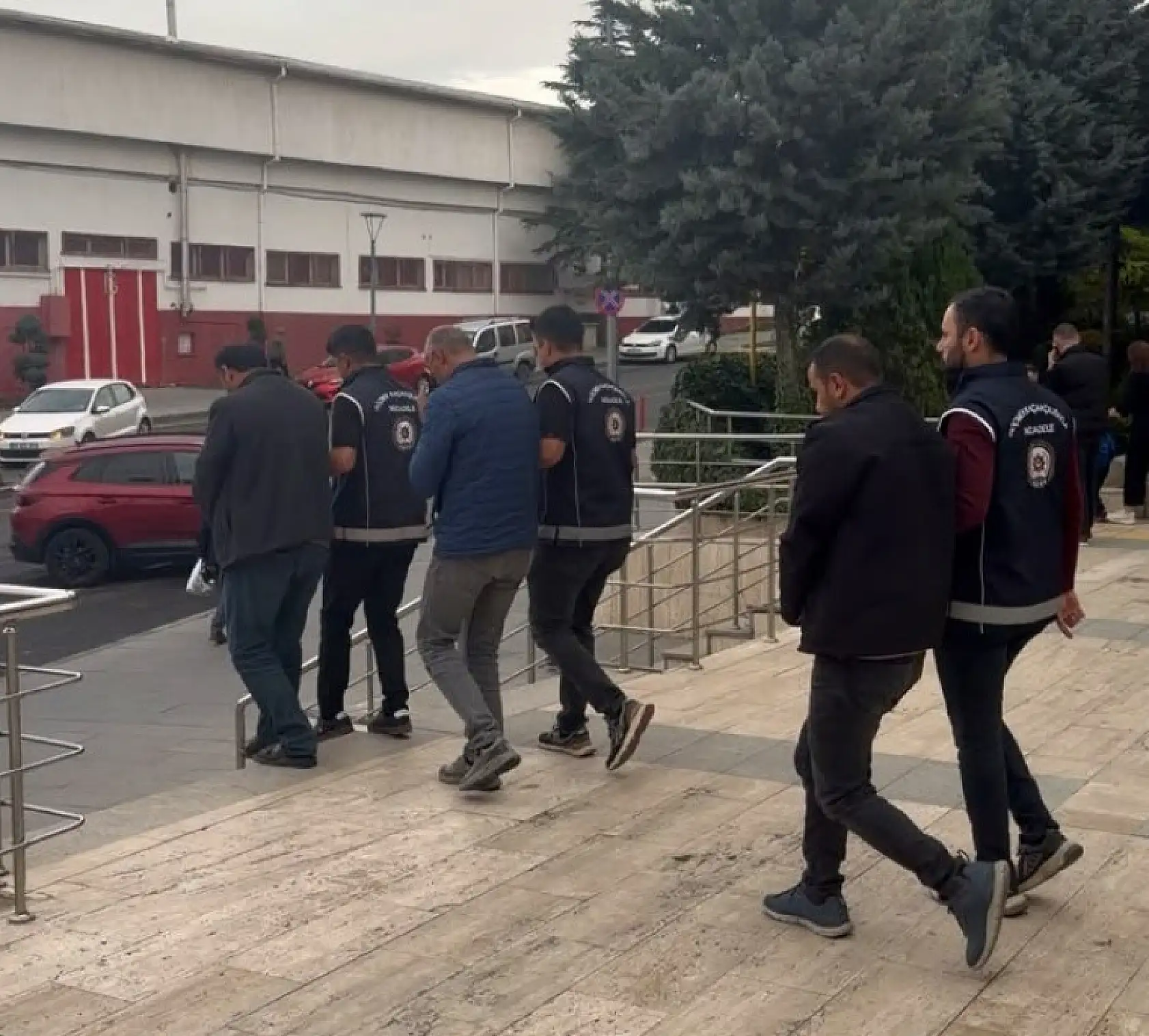Ağrı'dan Aksaray'a göçmen taşıyan 3 şüpheli tutuklandı