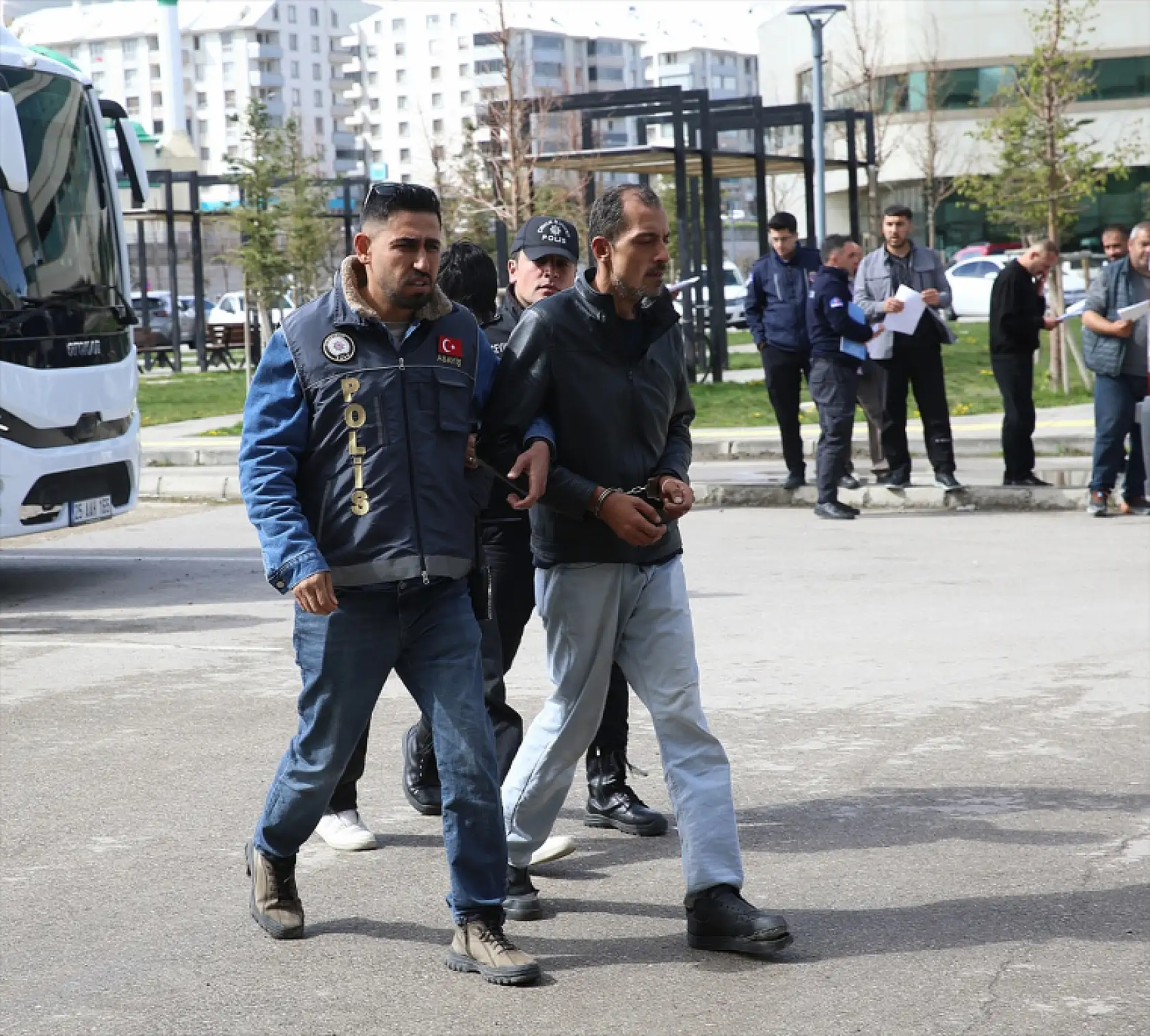 'Polis-savcı' yalanıyla milyonluk vurgun yaptılar! 13 ilde şafak operasyonu ile yakalandılar