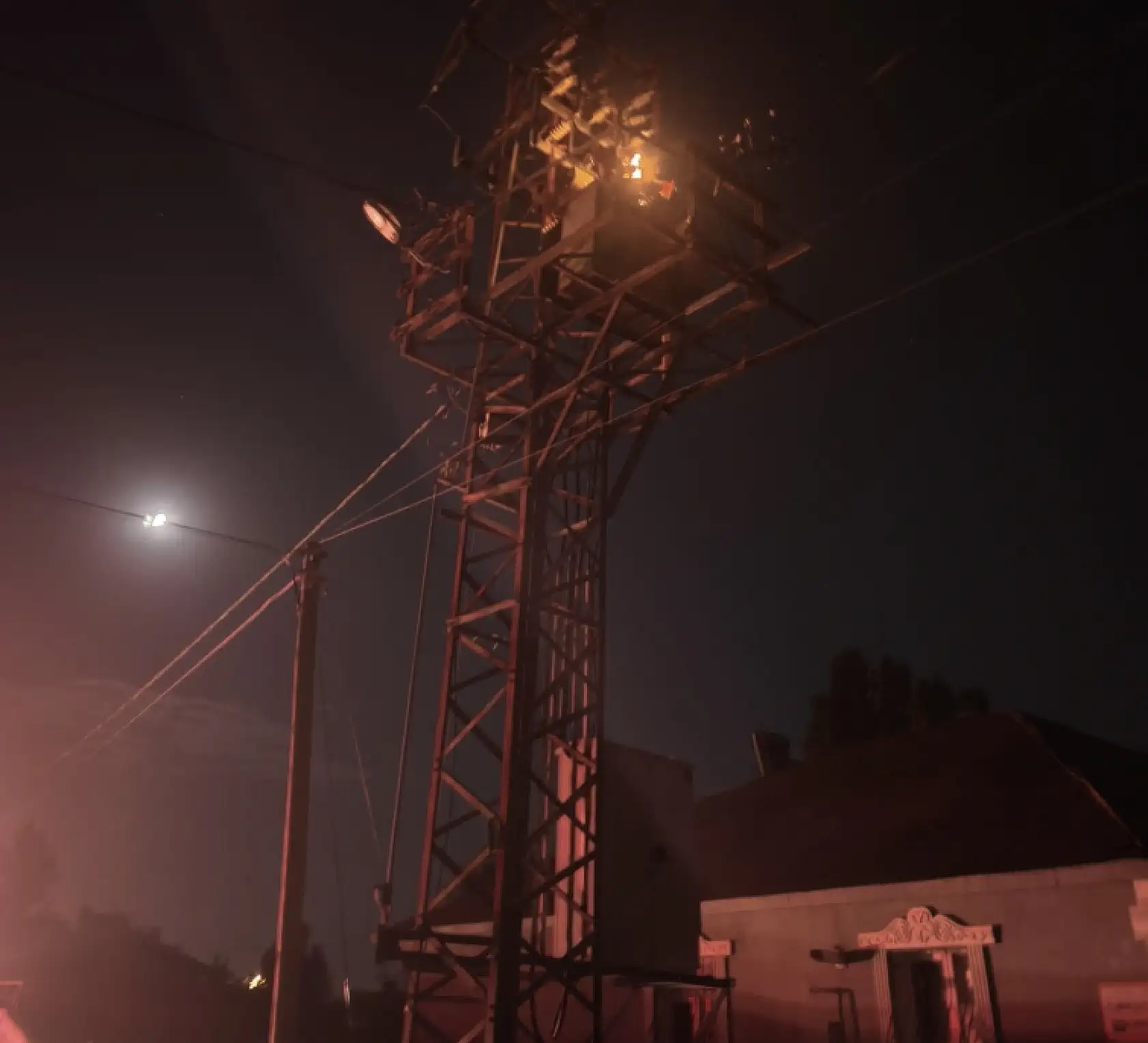Ağrı'da korku dolu gece! Trafo patladı, mahalleli geceyi ayakta geçirdi