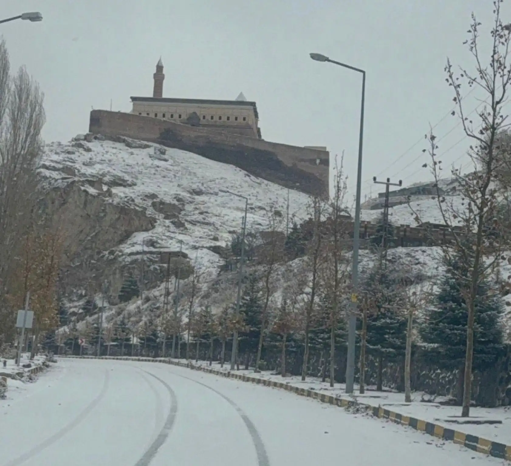 İshak Paşa Sarayı yolunda sabah saatlerinde ince kar tabakası oluştu