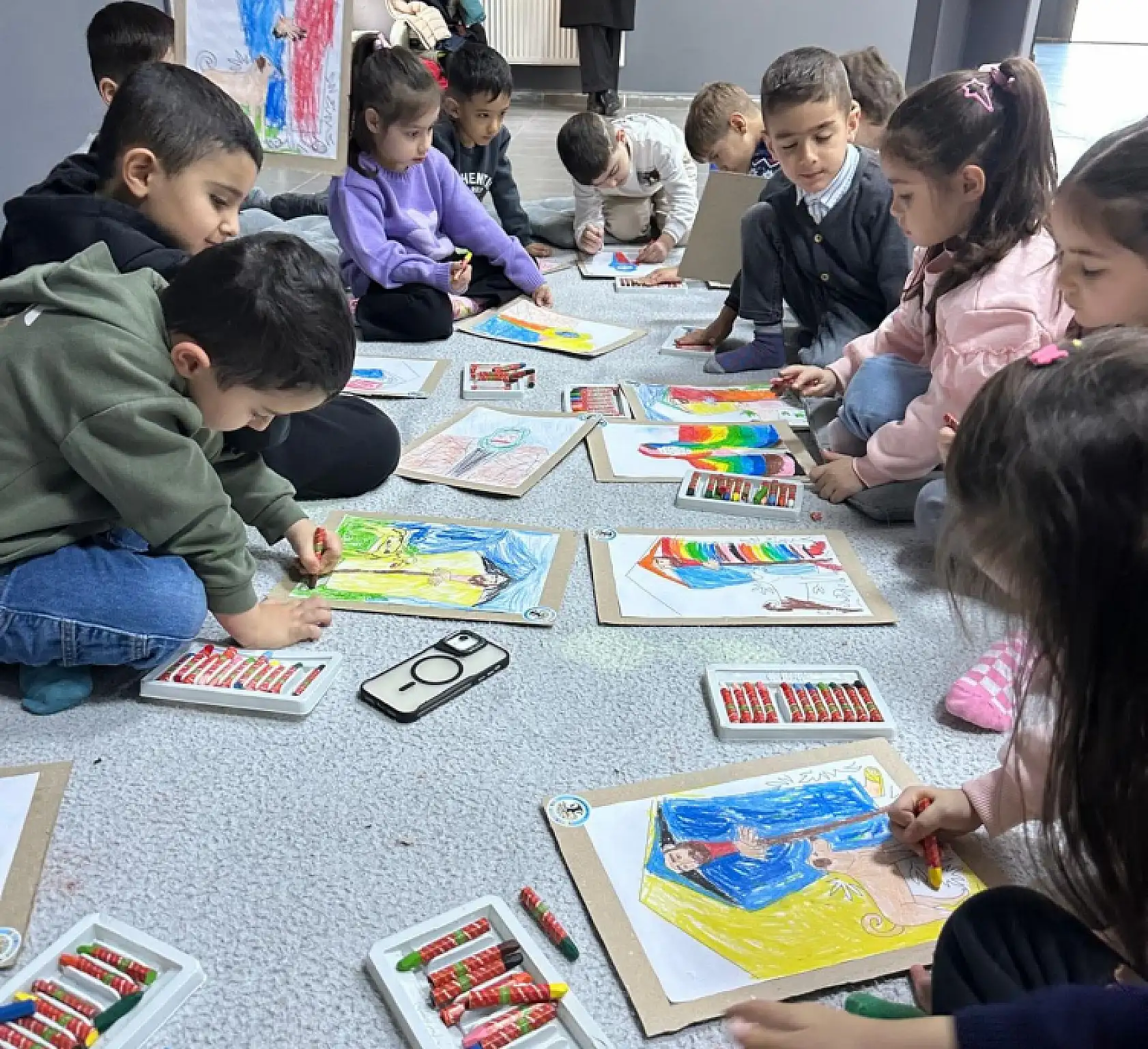 'Yolun Başında: Çoban' sergisi minik sanatseverlerin ziyaretiyle renkli anlara sahne oldu